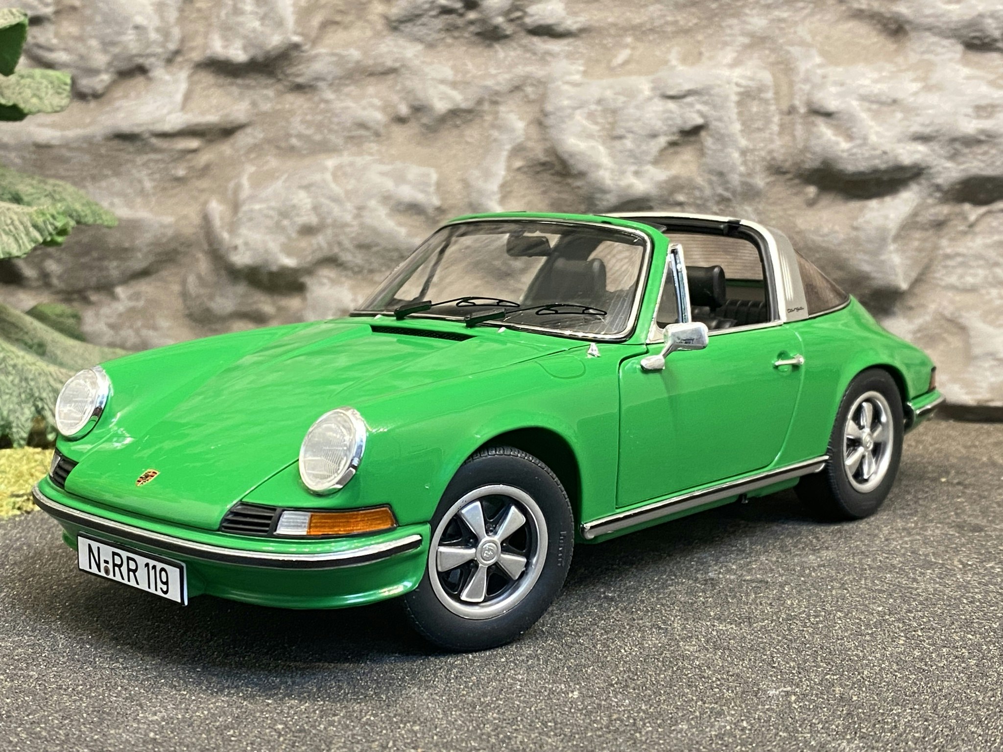 Skala 1/18 PORSCHE 911 S TARGA - Grön från Schuco