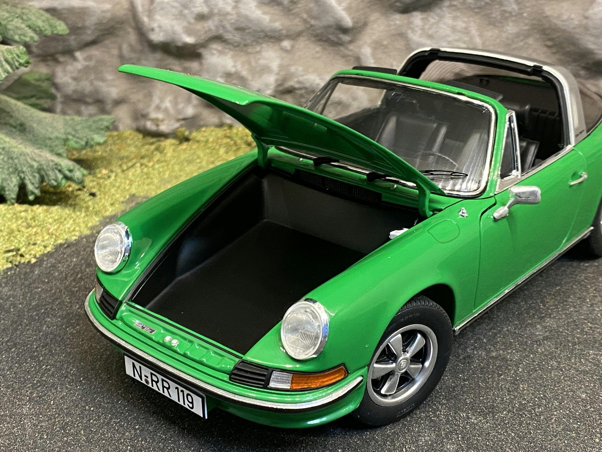 Skala 1/18 PORSCHE 911 S TARGA - Grön från Schuco