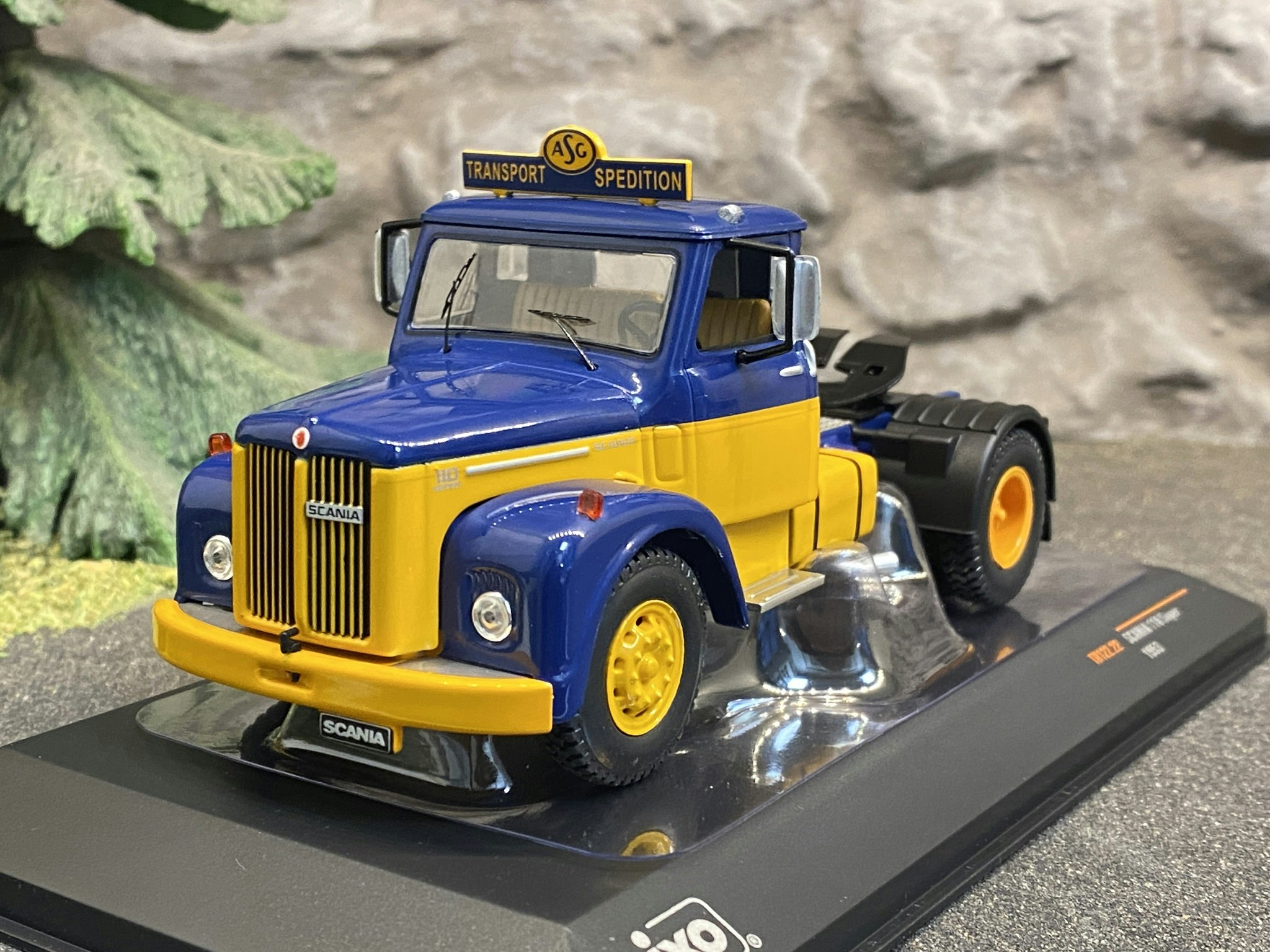 Skala 1/43 Scania 110 Super ASG, Blå/gul fr IXO Models