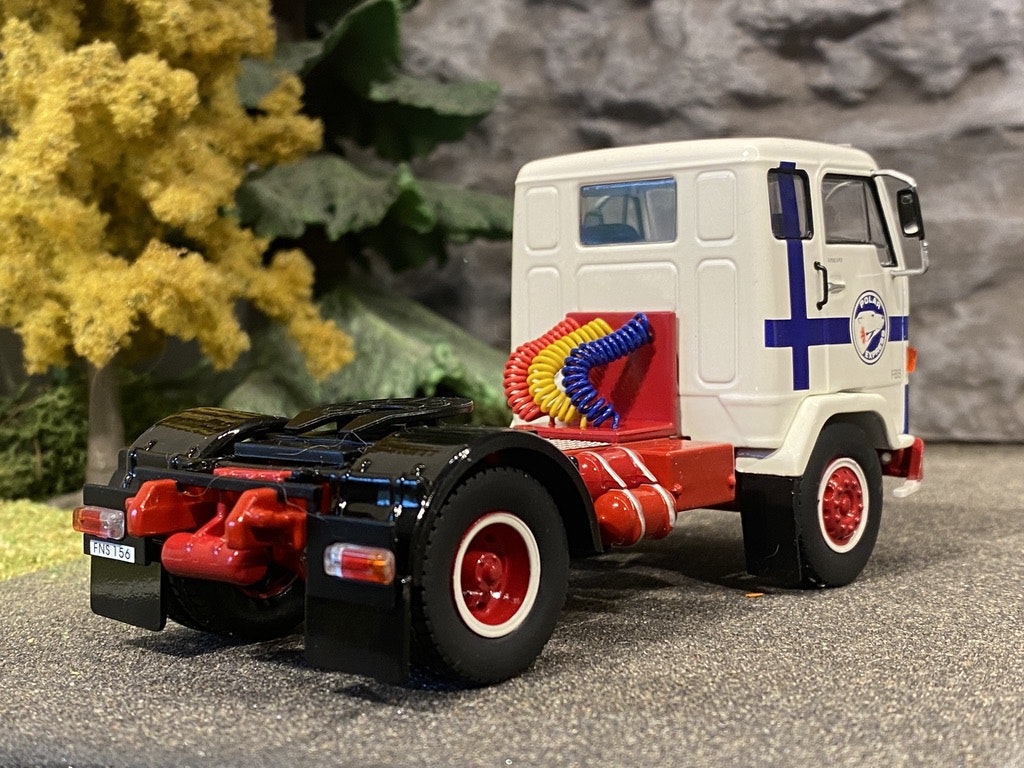 Skala 1/43 Volvo F88, Vit/Blå fr IXO Models