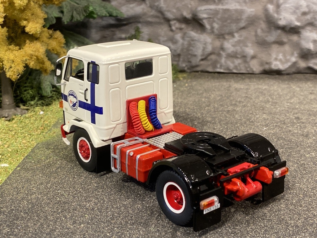 Skala 1/43 Volvo F88, Vit/Blå fr IXO Models