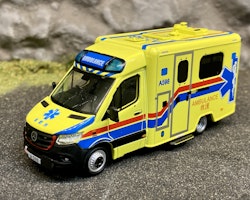 Skala 1/64 Fin Mercedes Benz Sprinter HK Ambulance #47 från ERA CAR