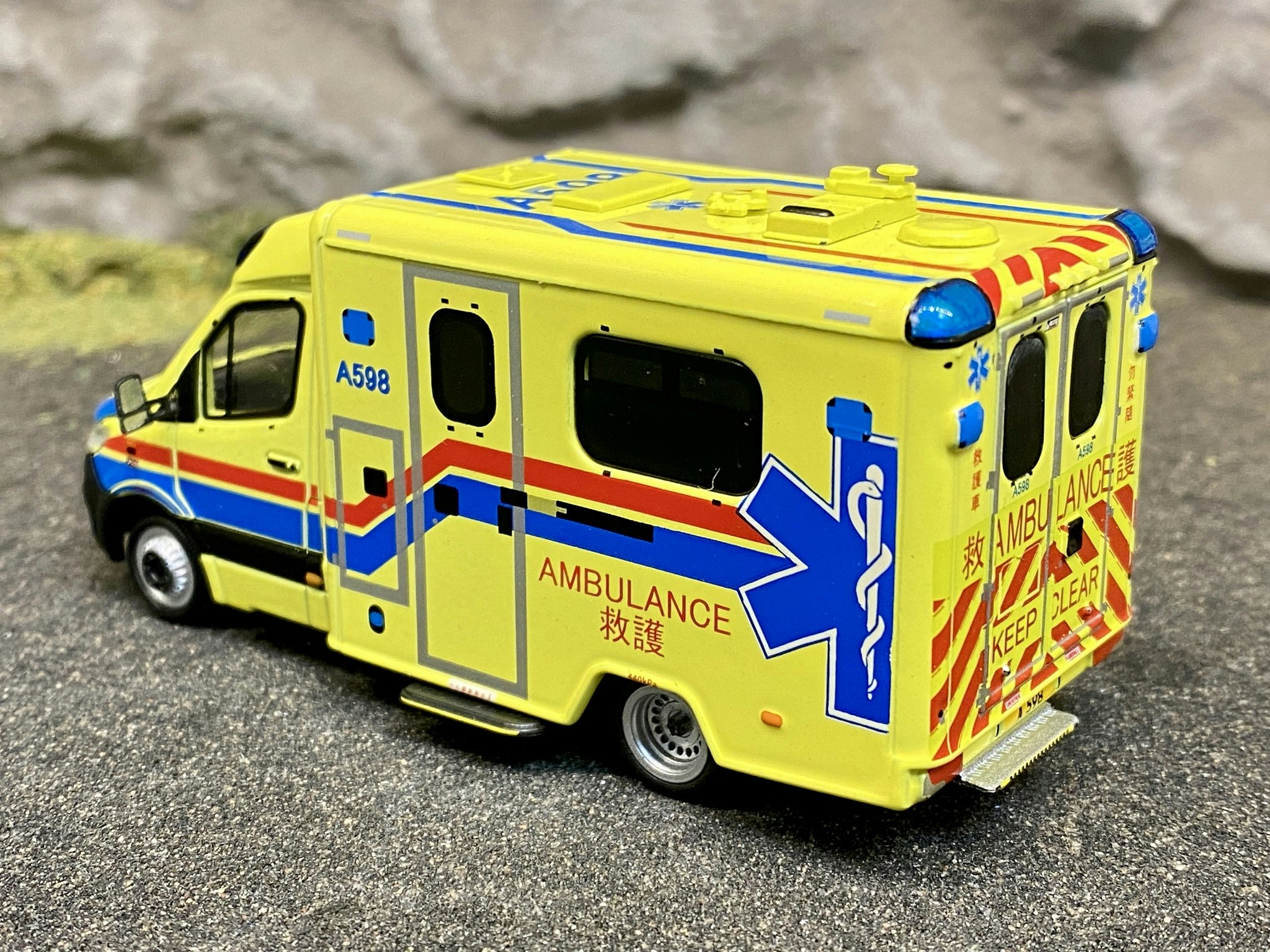 Skala 1/64 Fin Mercedes Benz Sprinter HK Ambulance #47 från ERA CAR