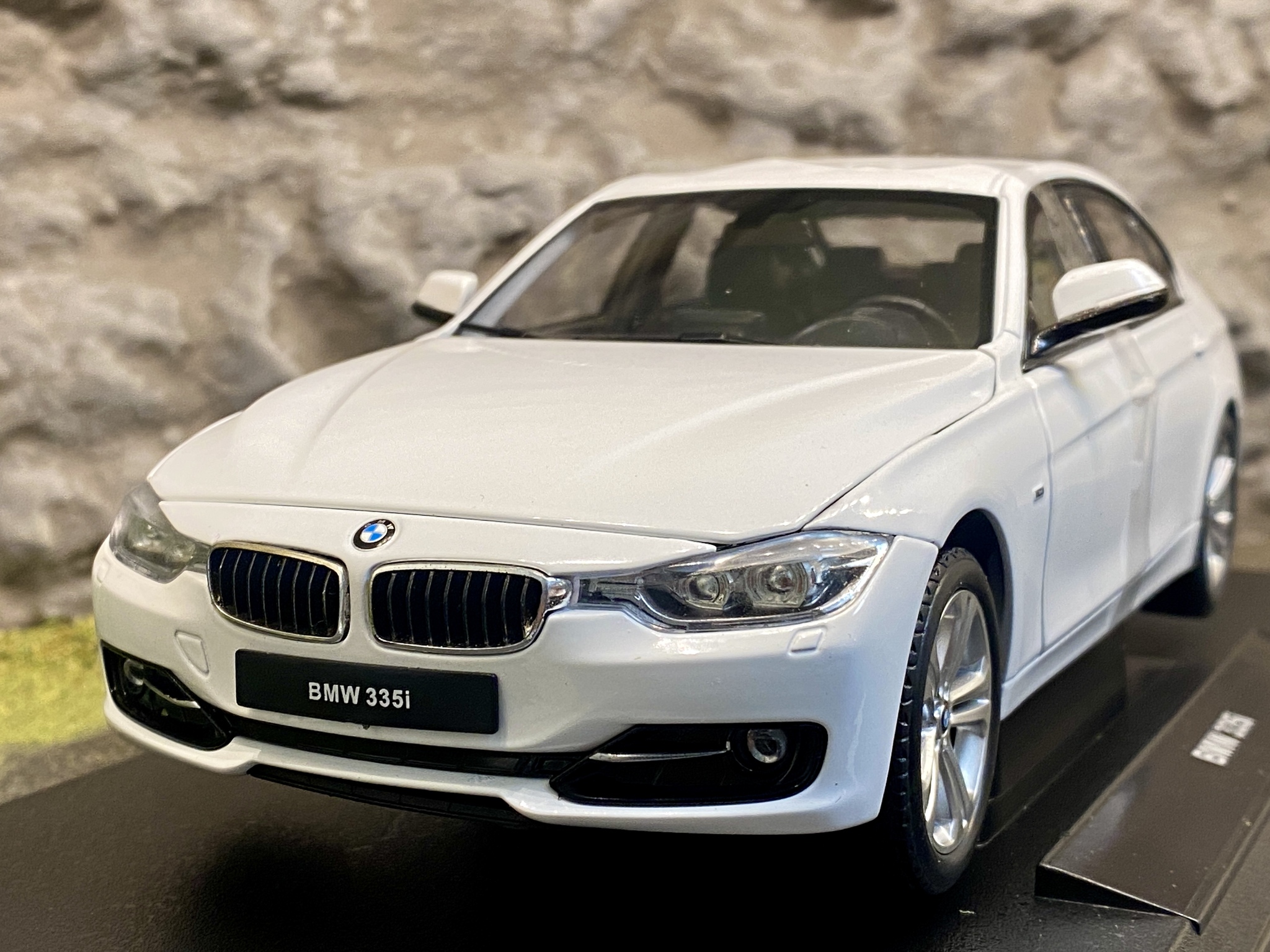 Skala 1/18 BMW 335i, Vit från Nex-models/Welly - Premium Collection