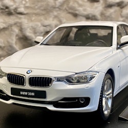 Skala 1/18 BMW 335i, Vit från Nex-models/Welly - Premium Collection