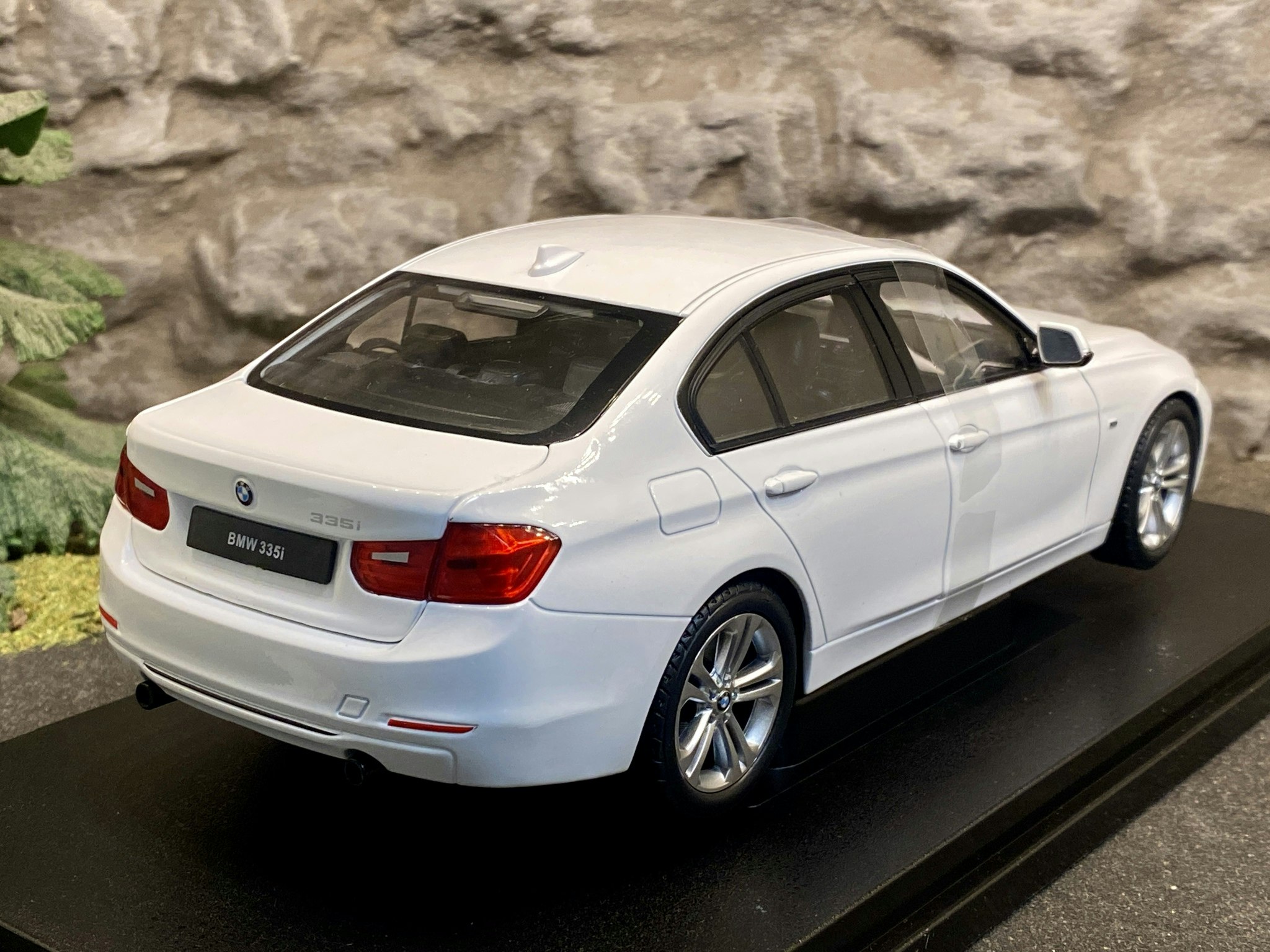 Skala 1/18 BMW 335i, Vit från Nex-models/Welly - Premium Collection