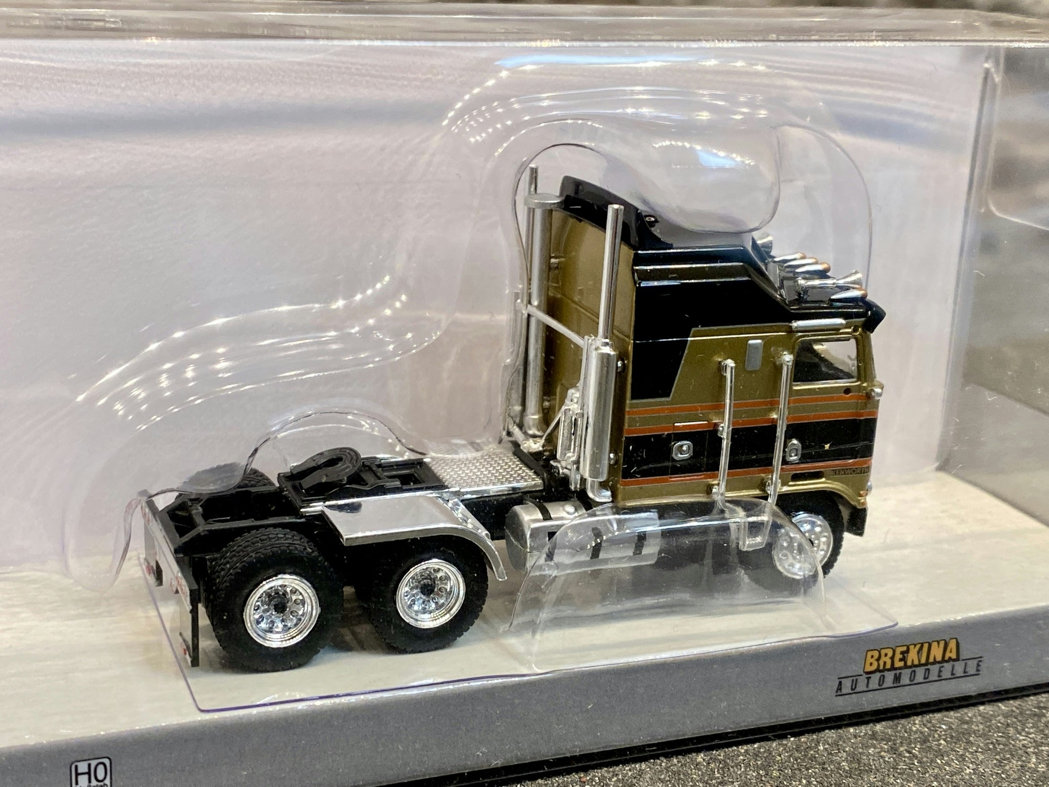 Skala 1/87 Kenworth K 100 Aerodyne Guld/Svart  från Brekina