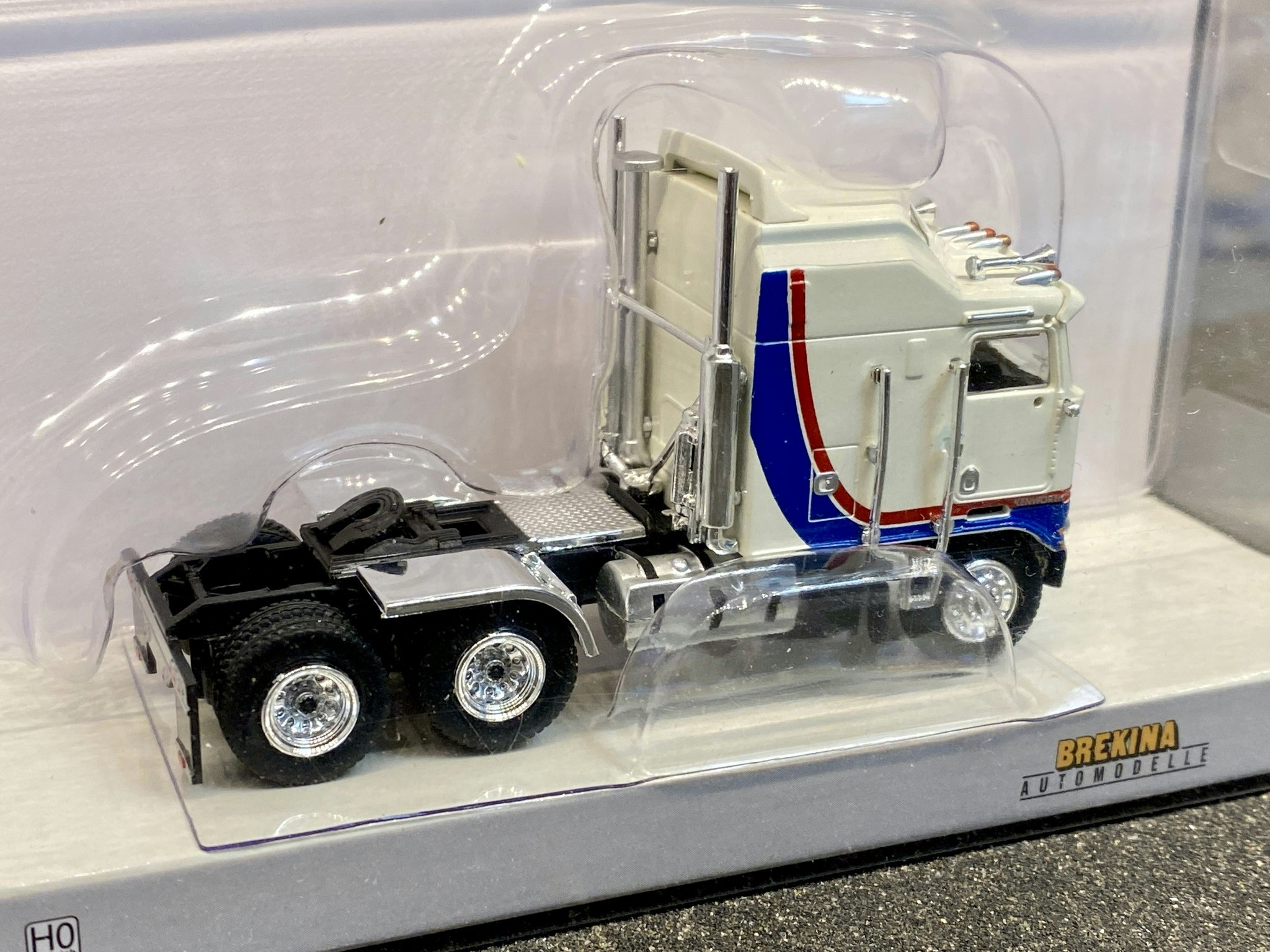 Skala 1/87 Kenworth K 100 Aerodyne Vit/Blå/Röd  från Brekina