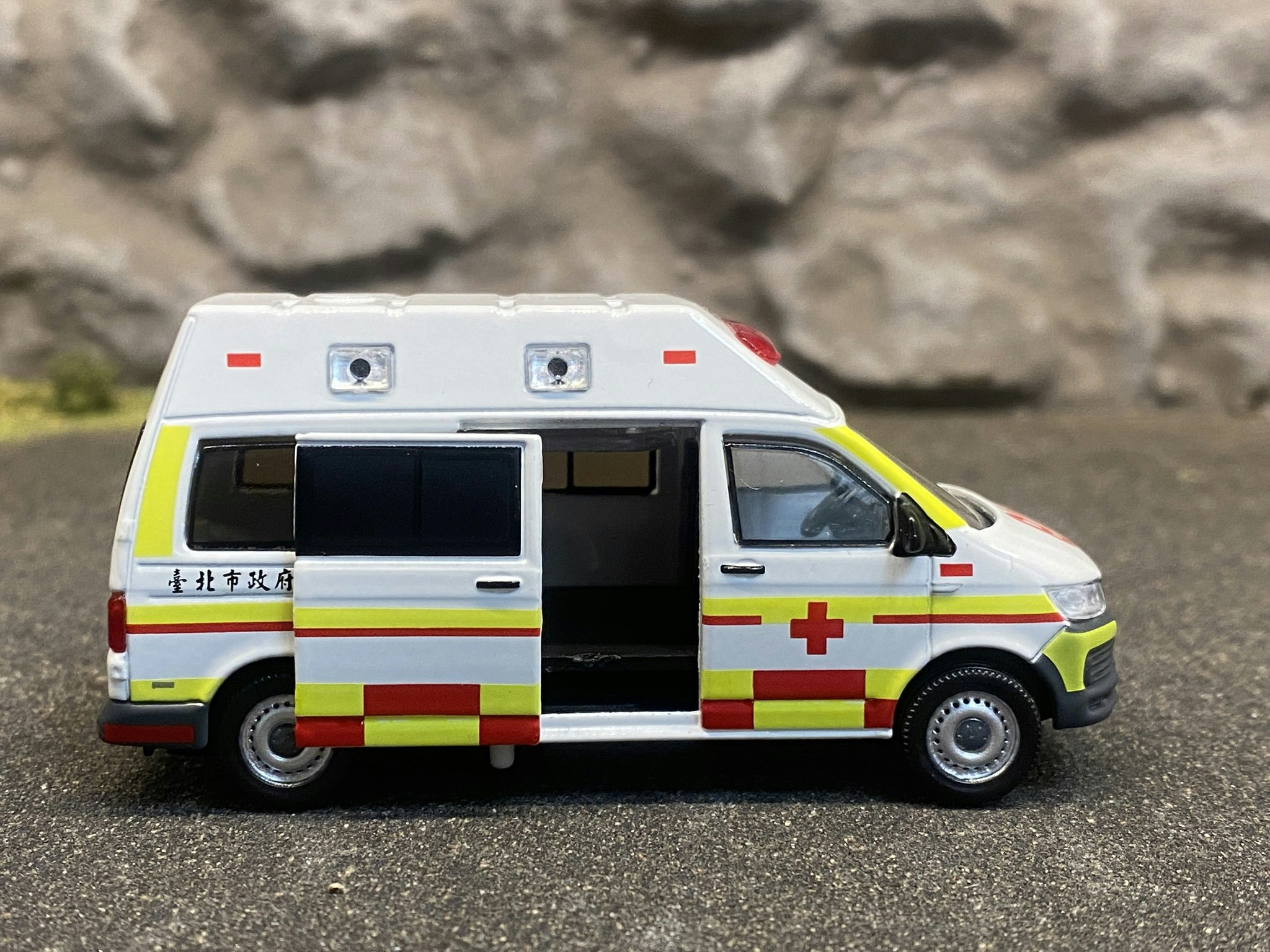 Skala 1/64 - Volkswagen T6 Transporter Ambulance - Fire Department Taiwan fr Tiny