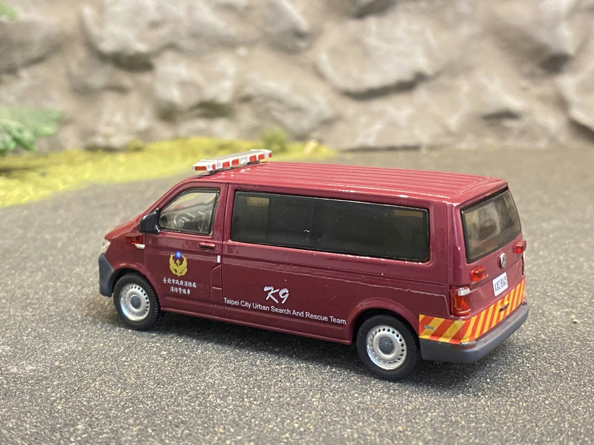 Skala 1/64 - Volkswagen T6 Transporter - Taiwan Fire Department fr Tiny