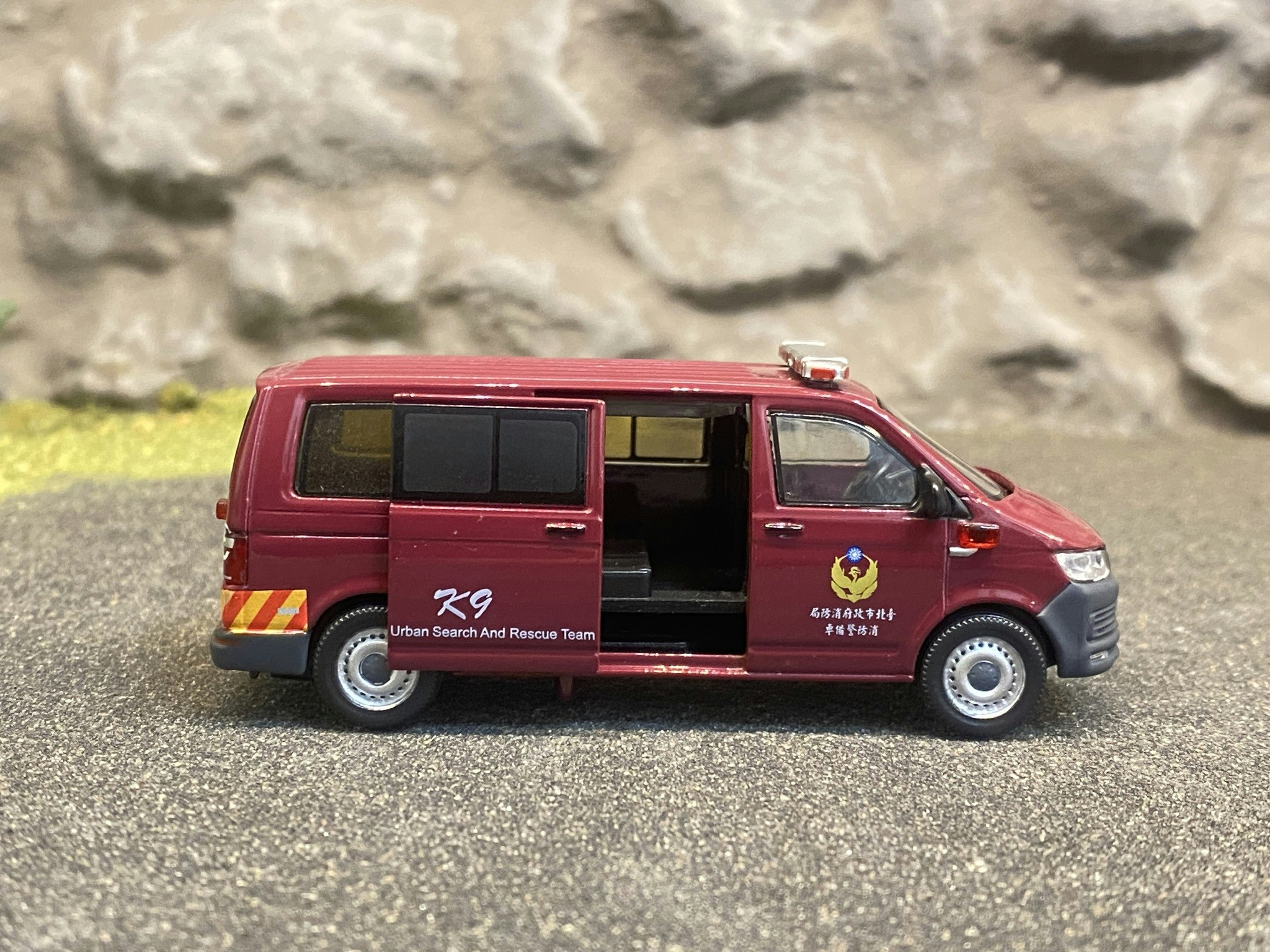 Skala 1/64 - Volkswagen T6 Transporter - Taiwan Fire Department fr Tiny