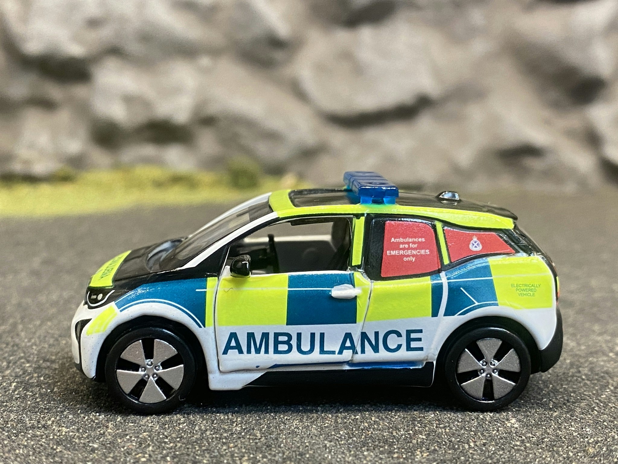 Skala 1/64 BMW i3 Scottish Ambulance Service fr Tiny Toys