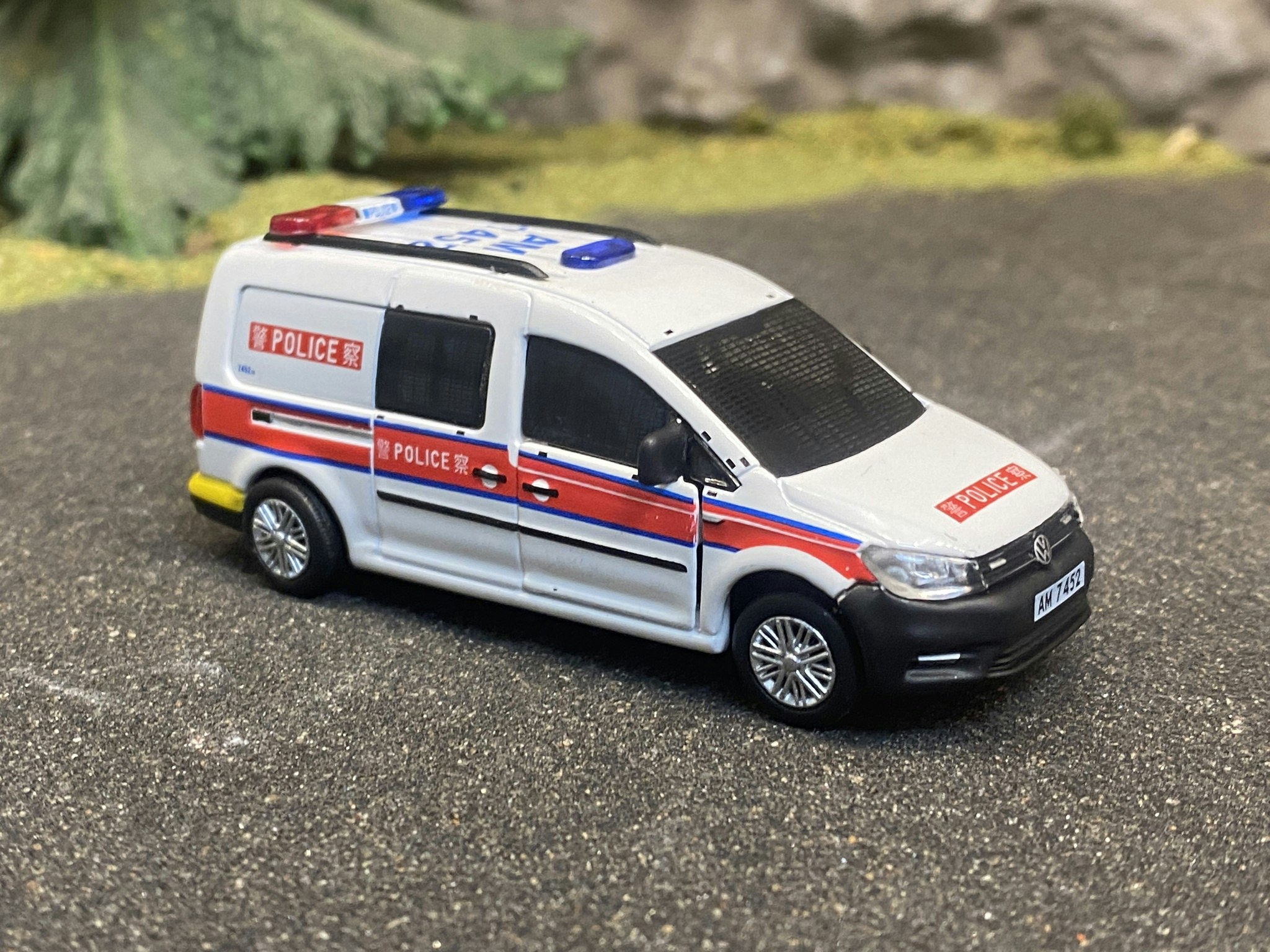 Skala 1/64 Volkswagen Caddy  (AM7452) - Hong Kong Police fr Tiny Toys