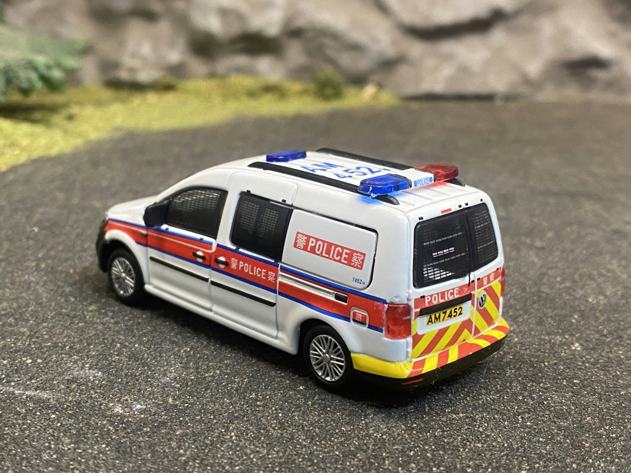 Skala 1/64 Volkswagen Caddy  (AM7452) - Hong Kong Police fr Tiny Toys