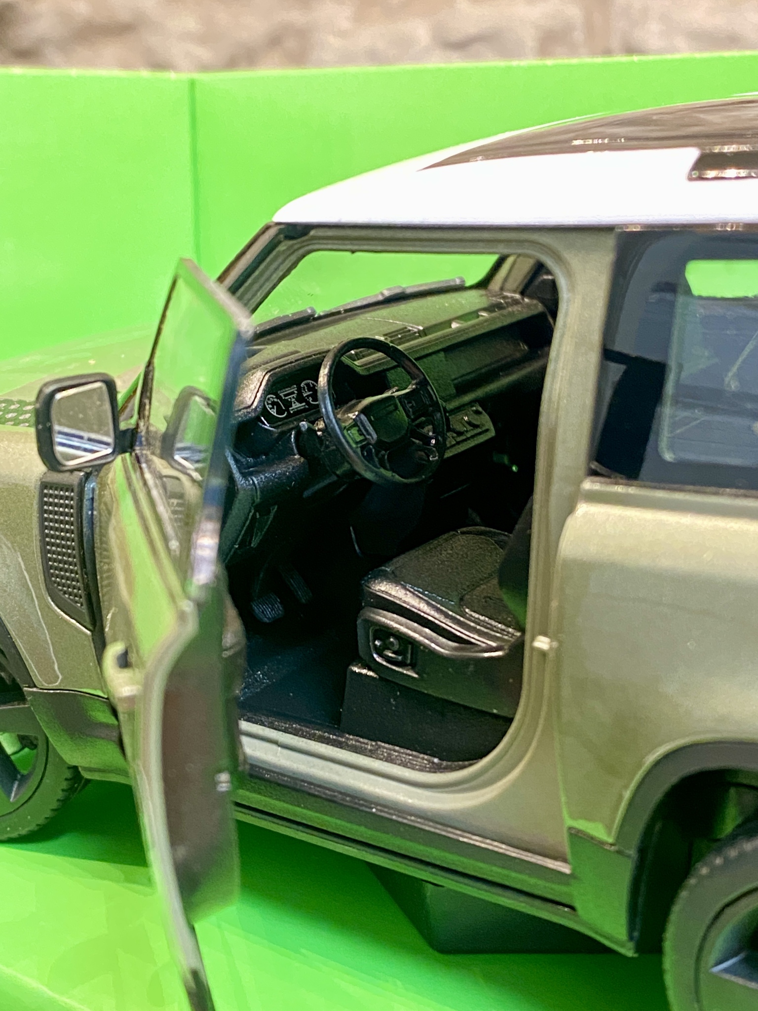 Skala 1/24 Land Rover Defender 2020, Olivgrön metallic från Nex models / Welly