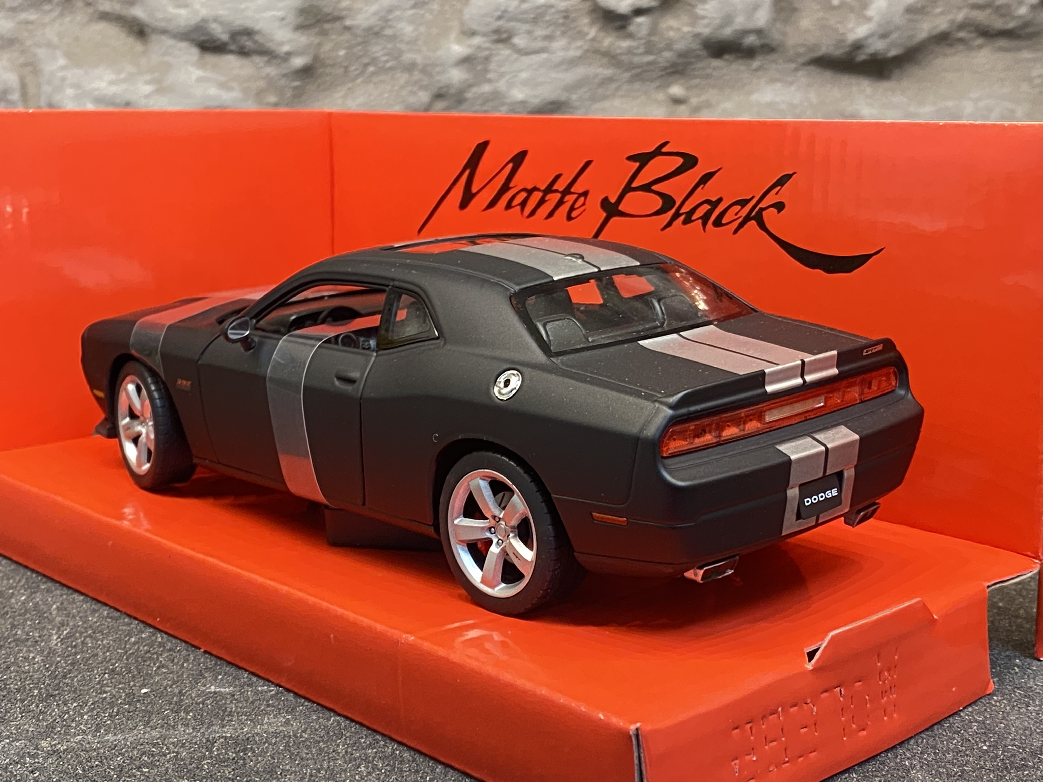 Skala 1/24: Dodge Challenger SRT 12' "Matte Black" fr Welly Nex Models