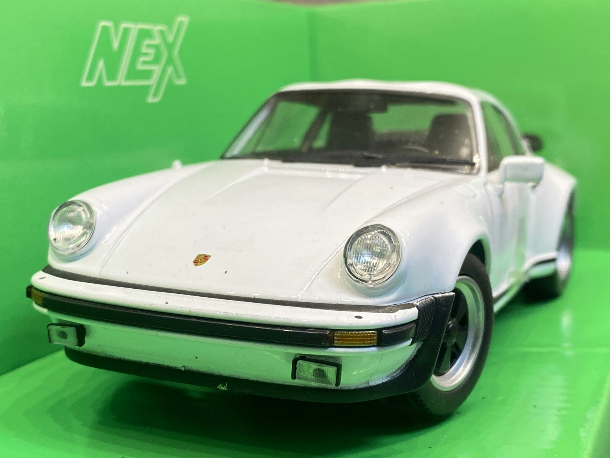 Skala 1/24 Porsche 911 Turbo, Vit från Nex models / Welly