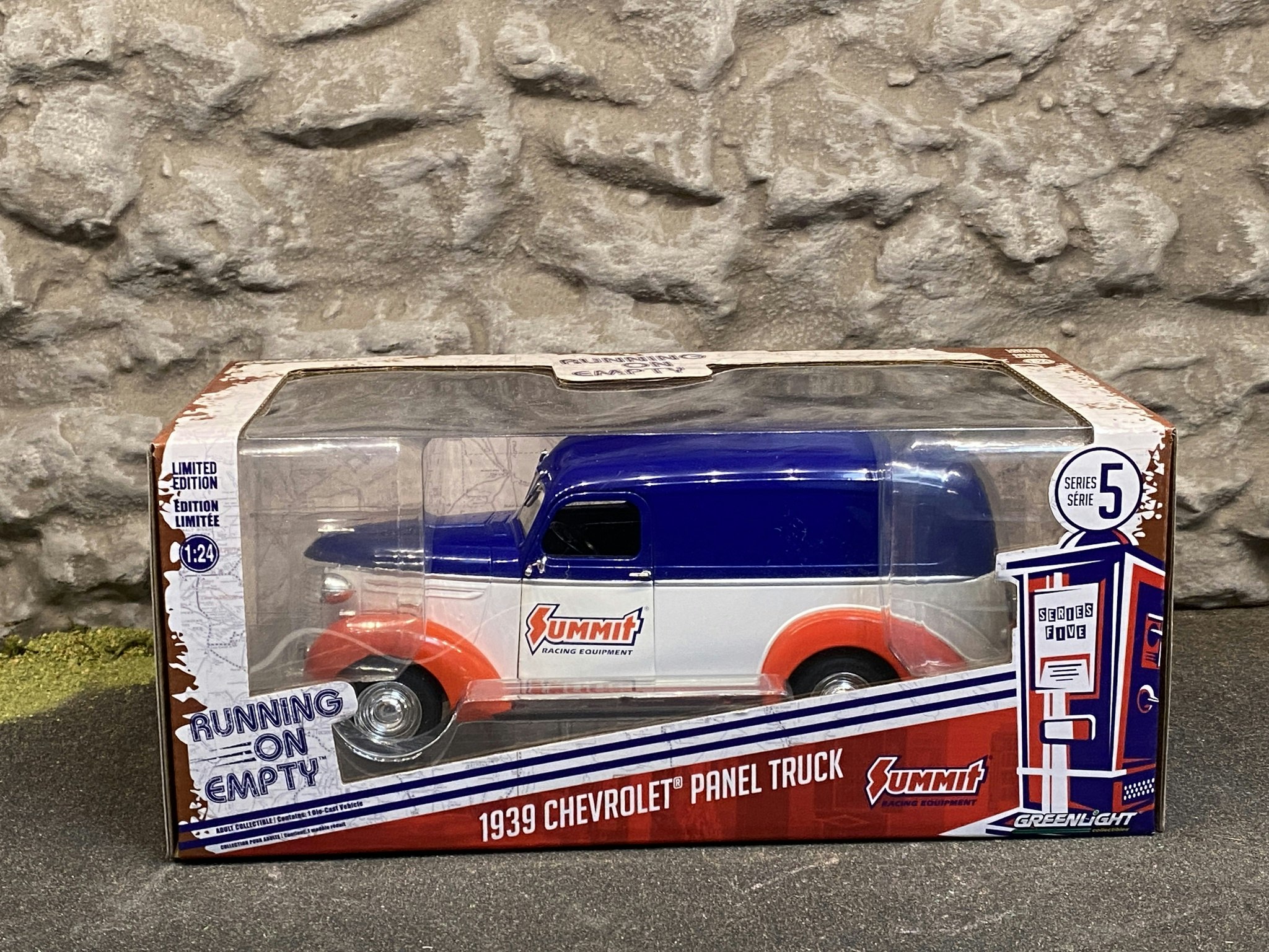 Skala 1/24 Chevrolet Panel Truck 39' "Summit"  från Greenlight "Running on empty"