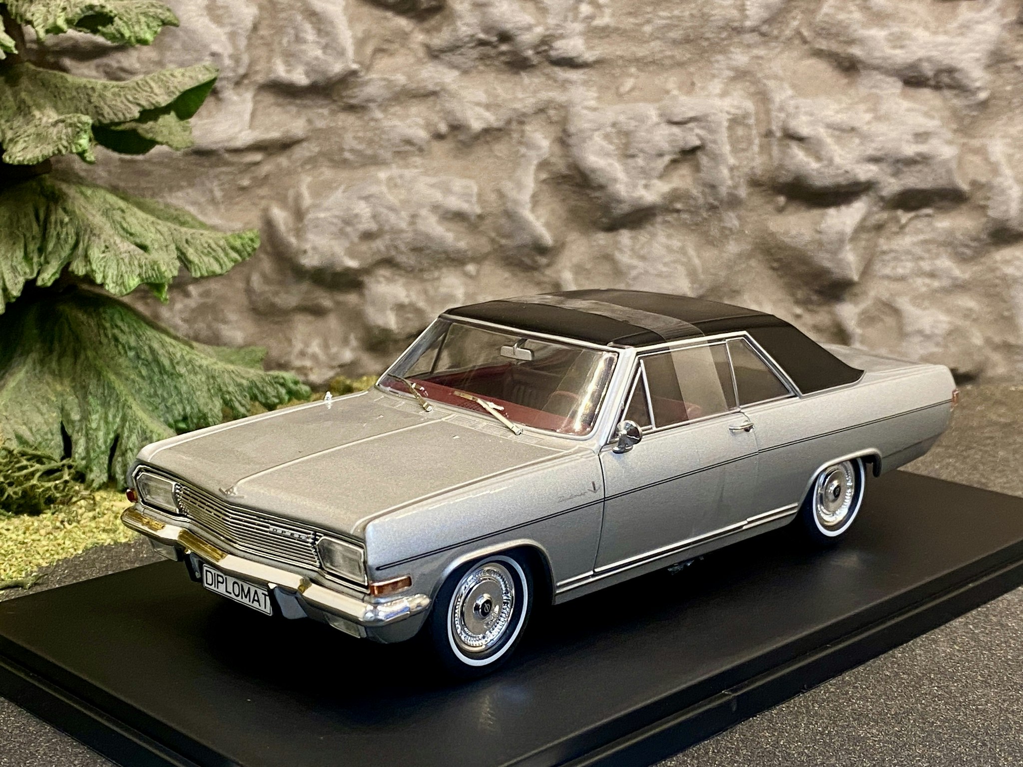 Skala 1/24 Opel Diplomat A Coupé från WhiteBox