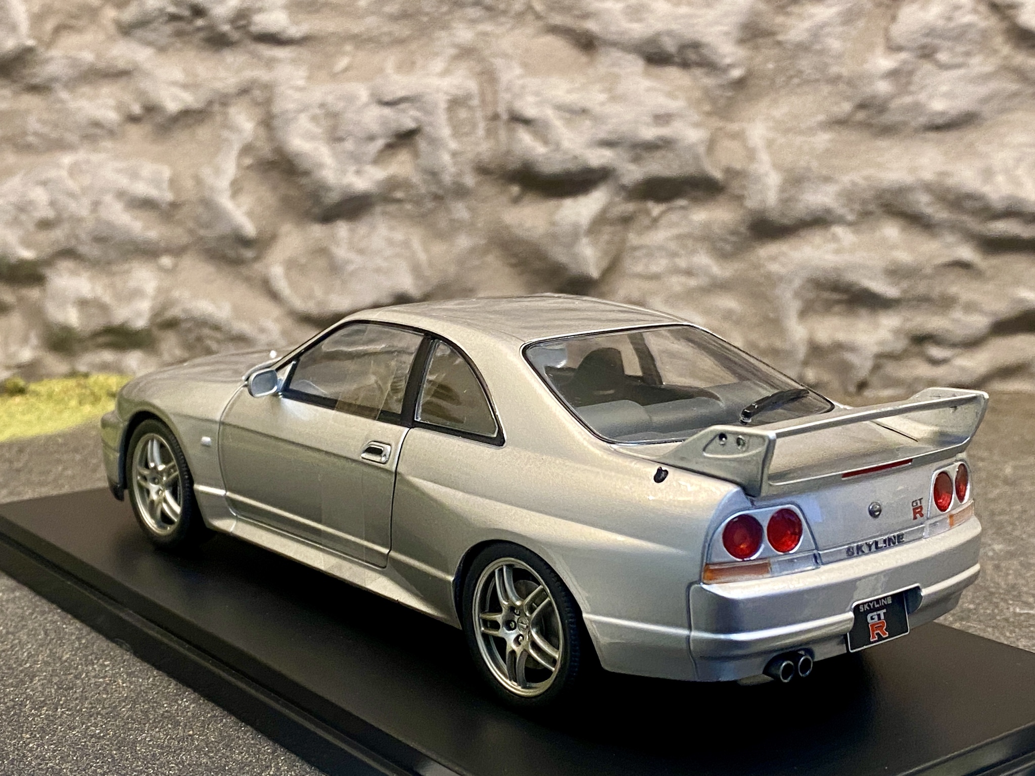 Skala 1/24 Nissan Skyline GT-R (R33) från WhiteBox