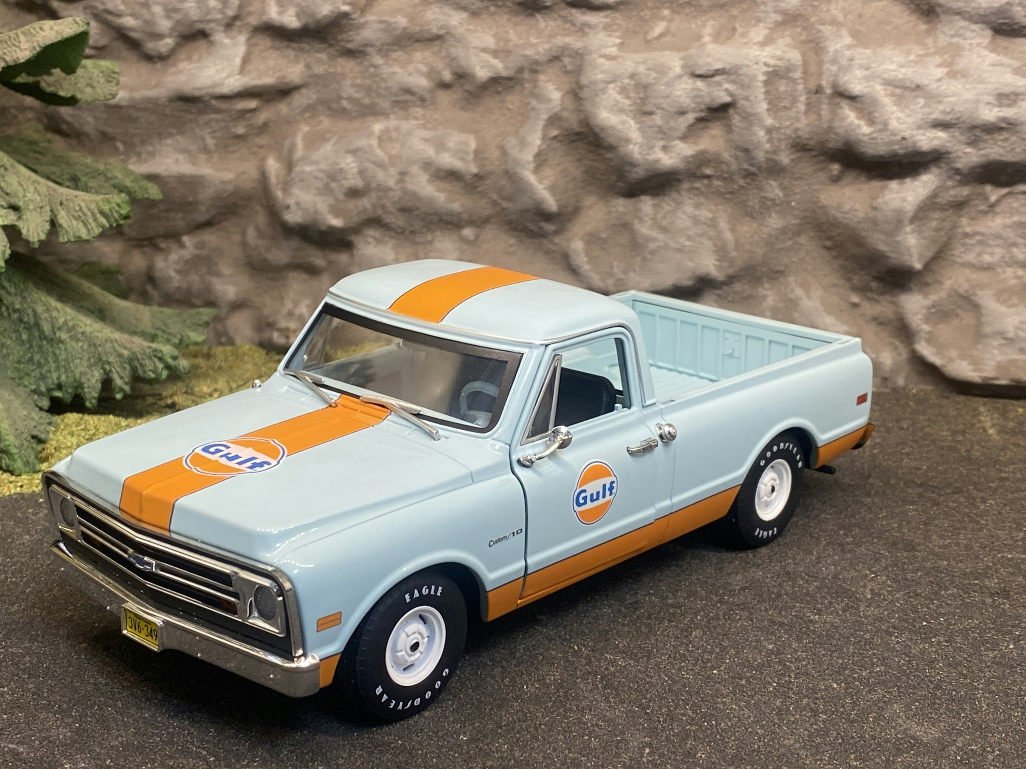 Skala 1/24 Chevrolet C-10 68' "GULF"  från Greenlight "Running on empty"