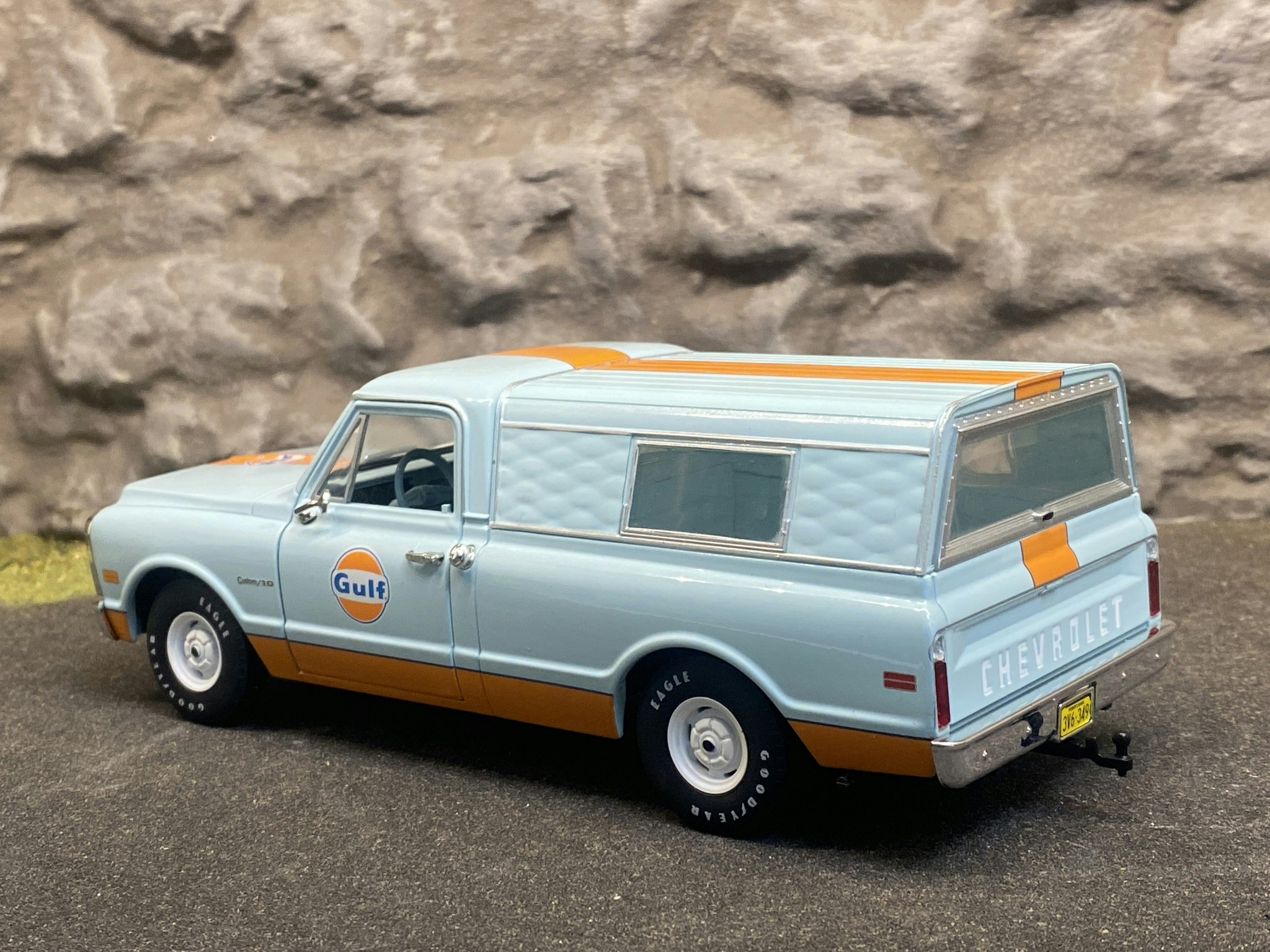 Skala 1/24 Chevrolet C-10 68' "GULF"  från Greenlight "Running on empty"