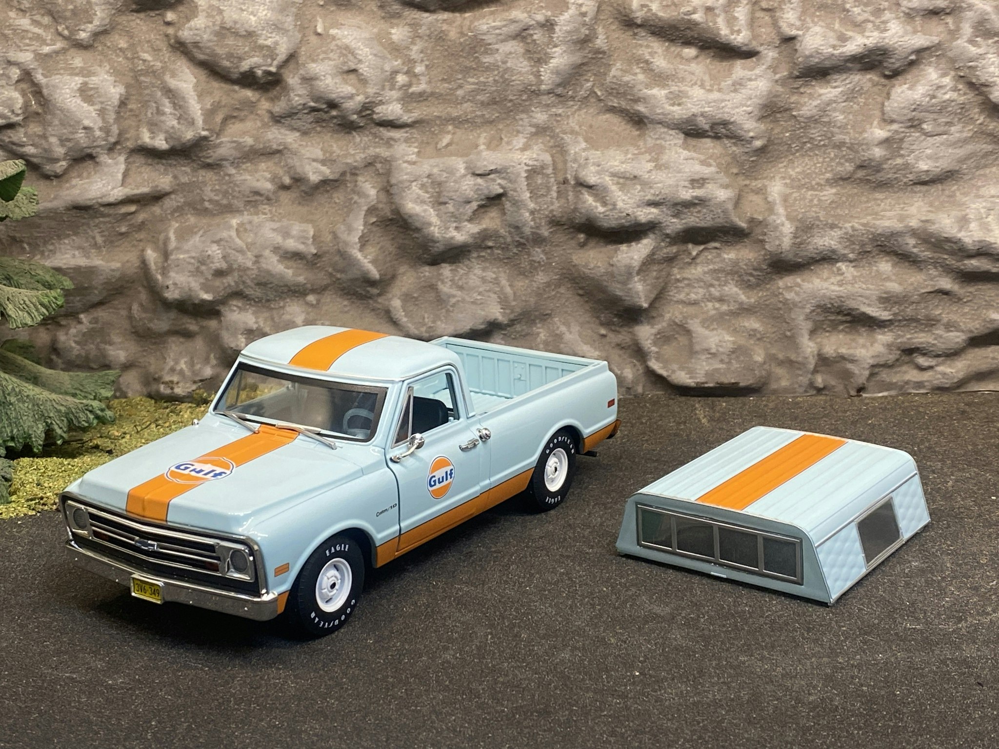 Skala 1/24 Chevrolet C-10 68' "GULF"  från Greenlight "Running on empty"