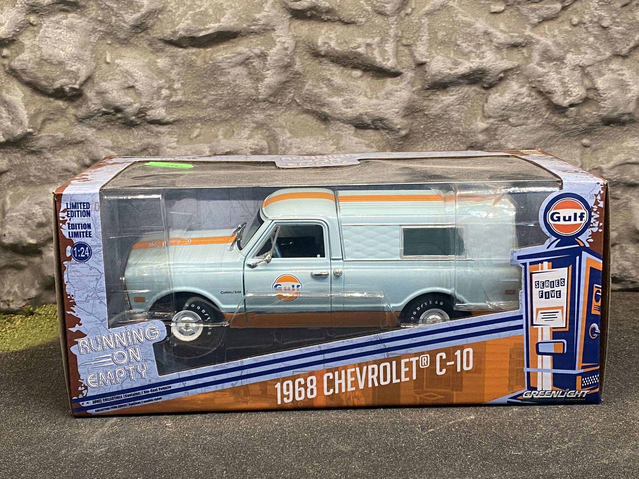 Skala 1/24 Chevrolet C-10 68' "GULF"  från Greenlight "Running on empty"