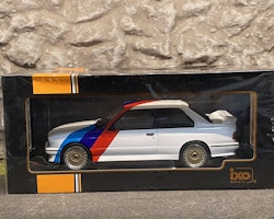 Skala 1/18 BMW E30 M3, 1989 från IXO Models