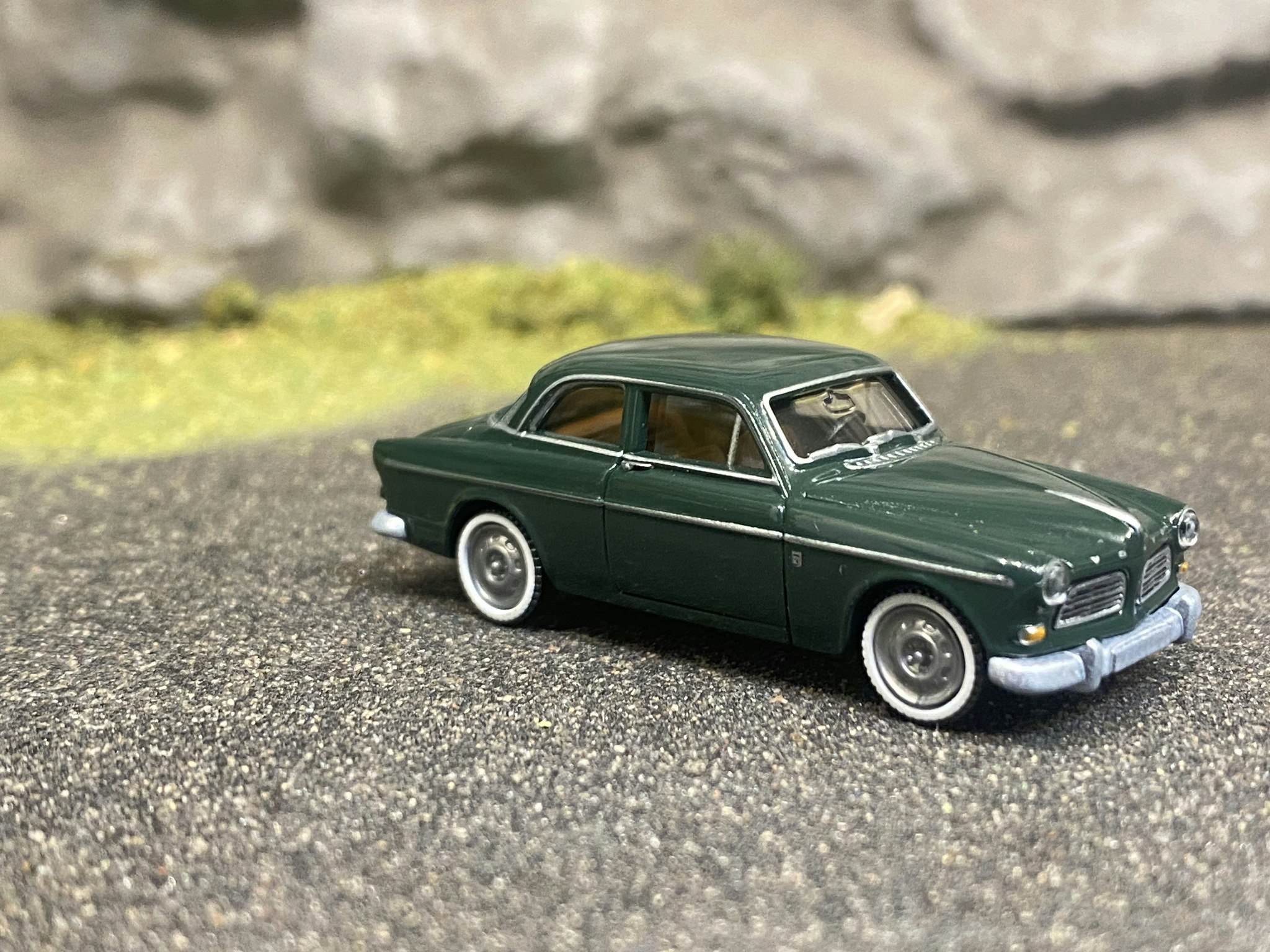 Skala 1/87 - Volvo Amazon, Mörkgrön m vita hjulsidor från Wiking