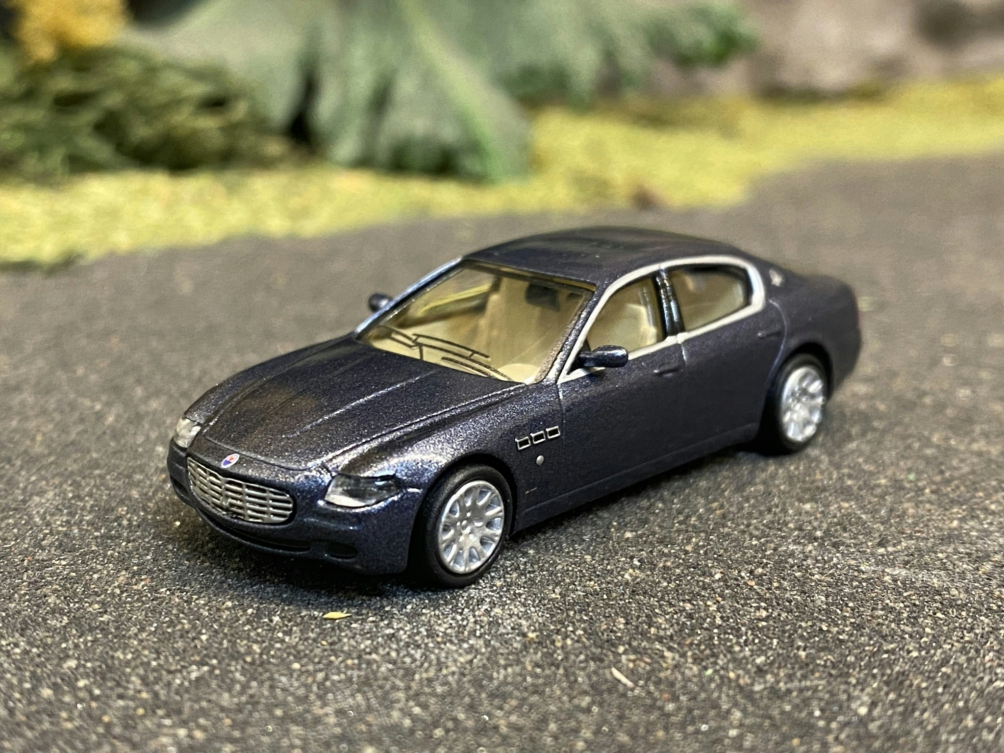 Skala 1/87 - Maserati Quattroporte, Mörkblå från Ricko Ricko