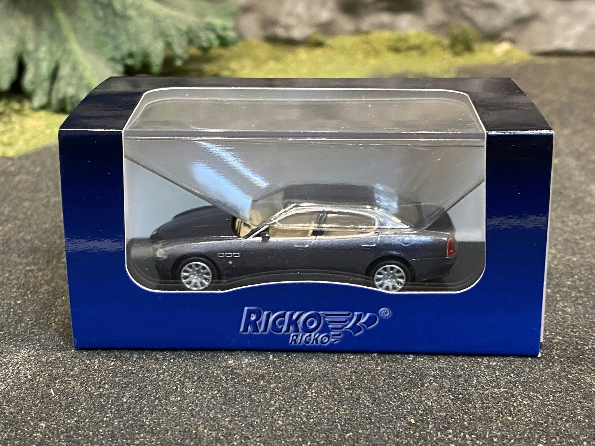 Skala 1/87 - Maserati Quattroporte, Mörkblå från Ricko Ricko