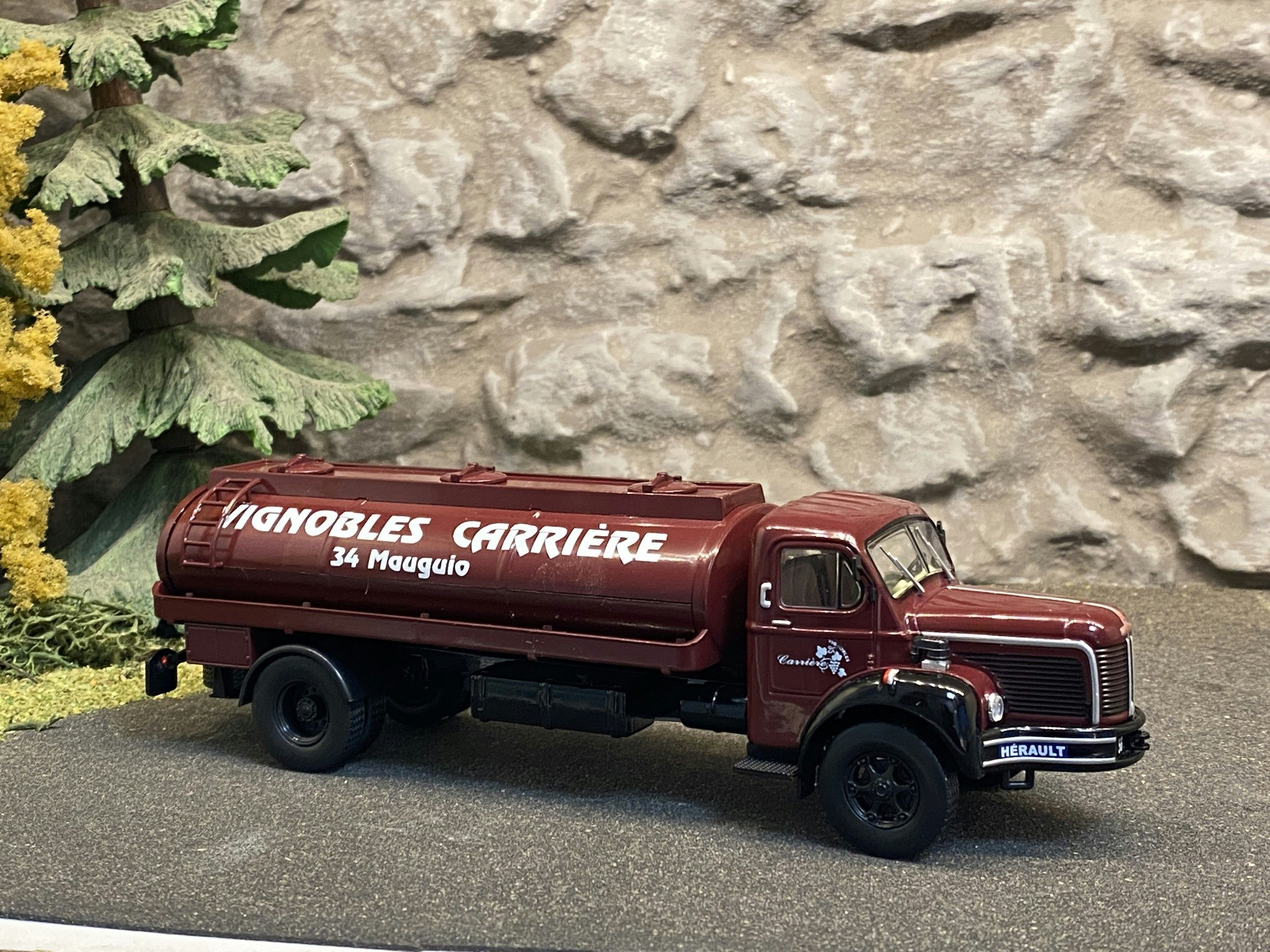 Skala 1/43 Lastbil BERLIET GLM Tankbil, Vinröd fr IXO/Hachette