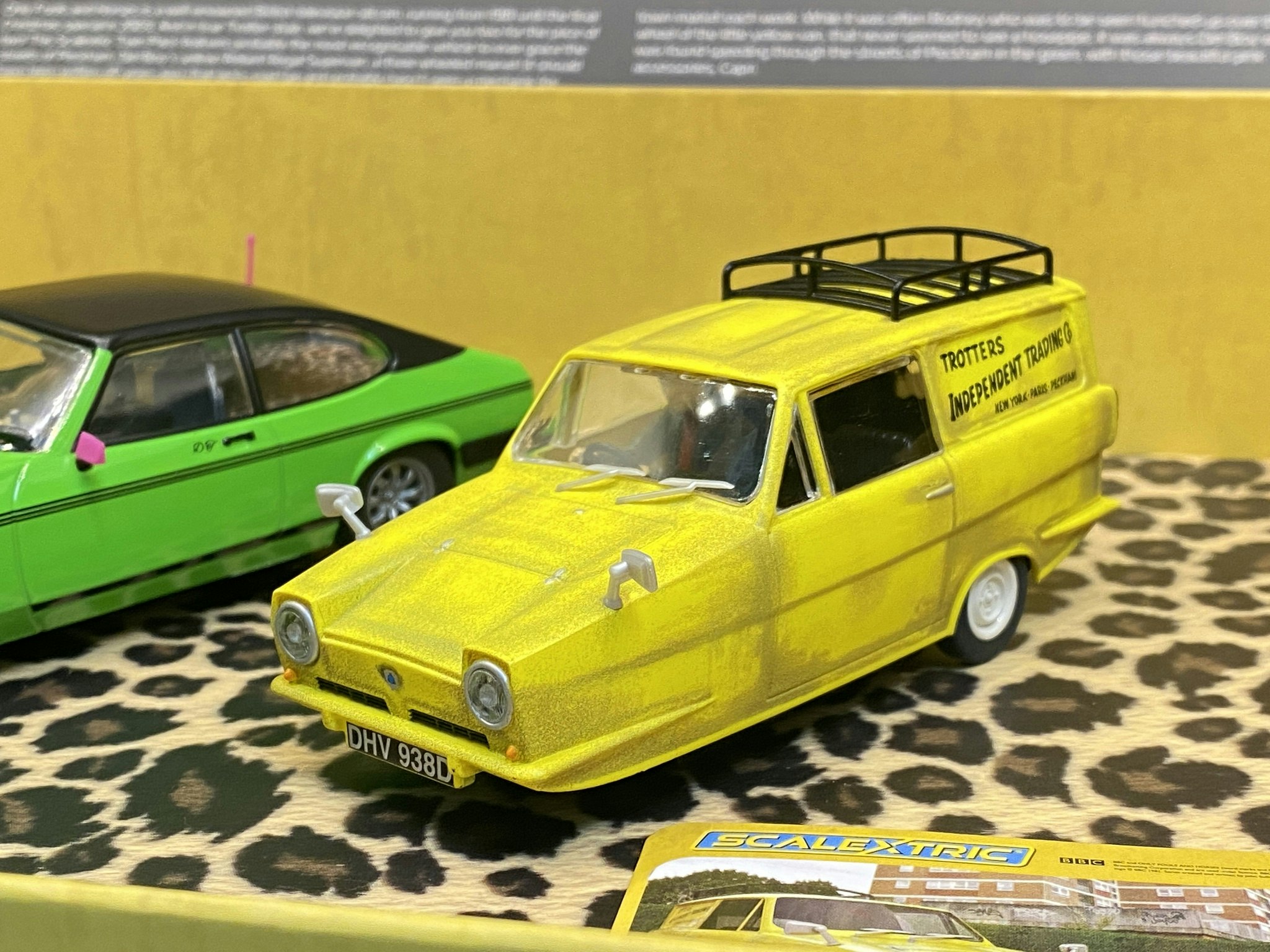 Skala 1/32 Scalextric Bilar t Bilbana: Only Fools & Horses Twinpack Ford Capri & Reliant Robin