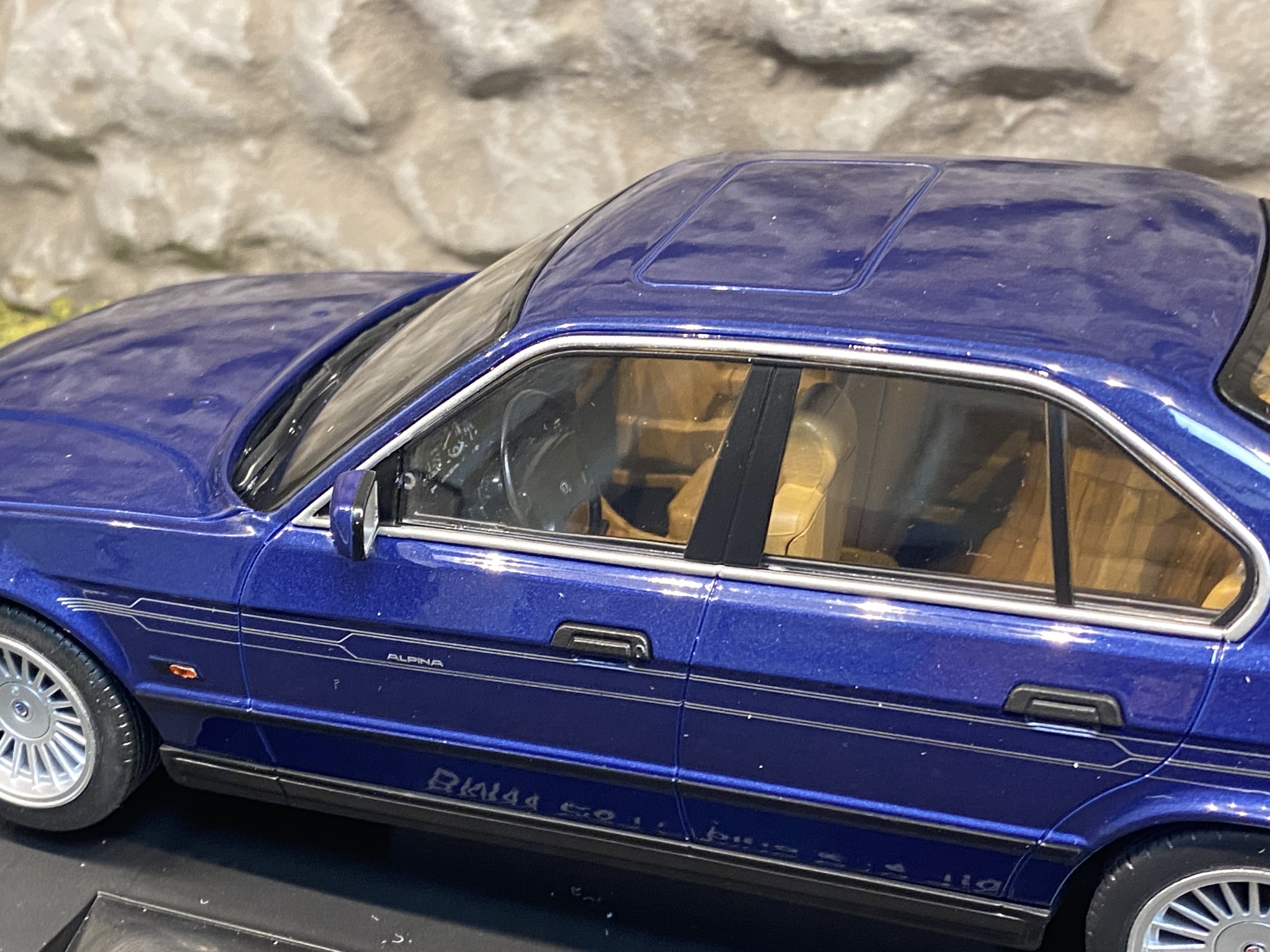 Skala 1/18 BMW E34 Alpina B10 4,6, Mörkblå från MCG Model Car Group