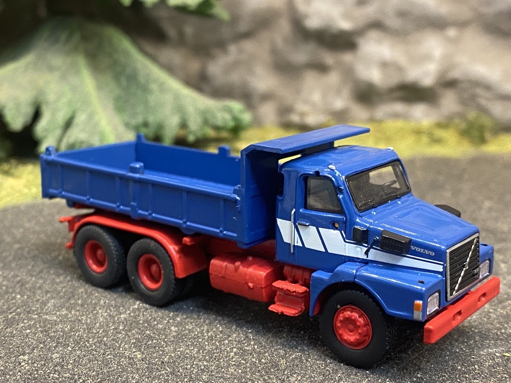 Skala 1/87 H0 - Volvo N 10 Grus-lastbil, Blå/Röd från Brekina