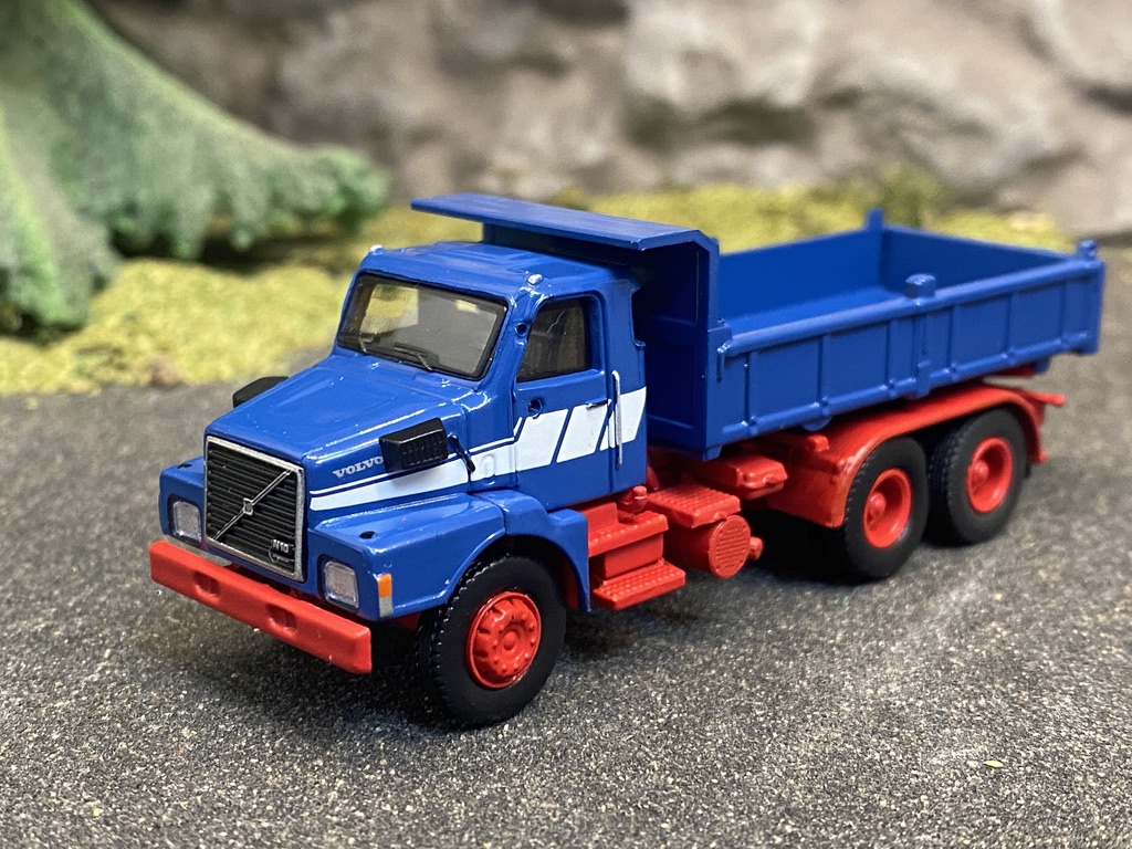 Skala 1/87 H0 - Volvo N 10 Grus-lastbil, Blå/Röd från Brekina