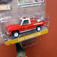 Skala 1/64 - Chevrolet C20 84' "Smokey Bear" Ser.1 från GreenLight