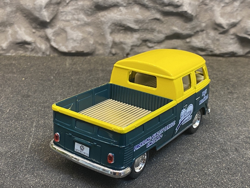 Skala 1/34 Volkswagen Transporter T1, Doublecab, Gul/Mörkgrön från Kinsmart