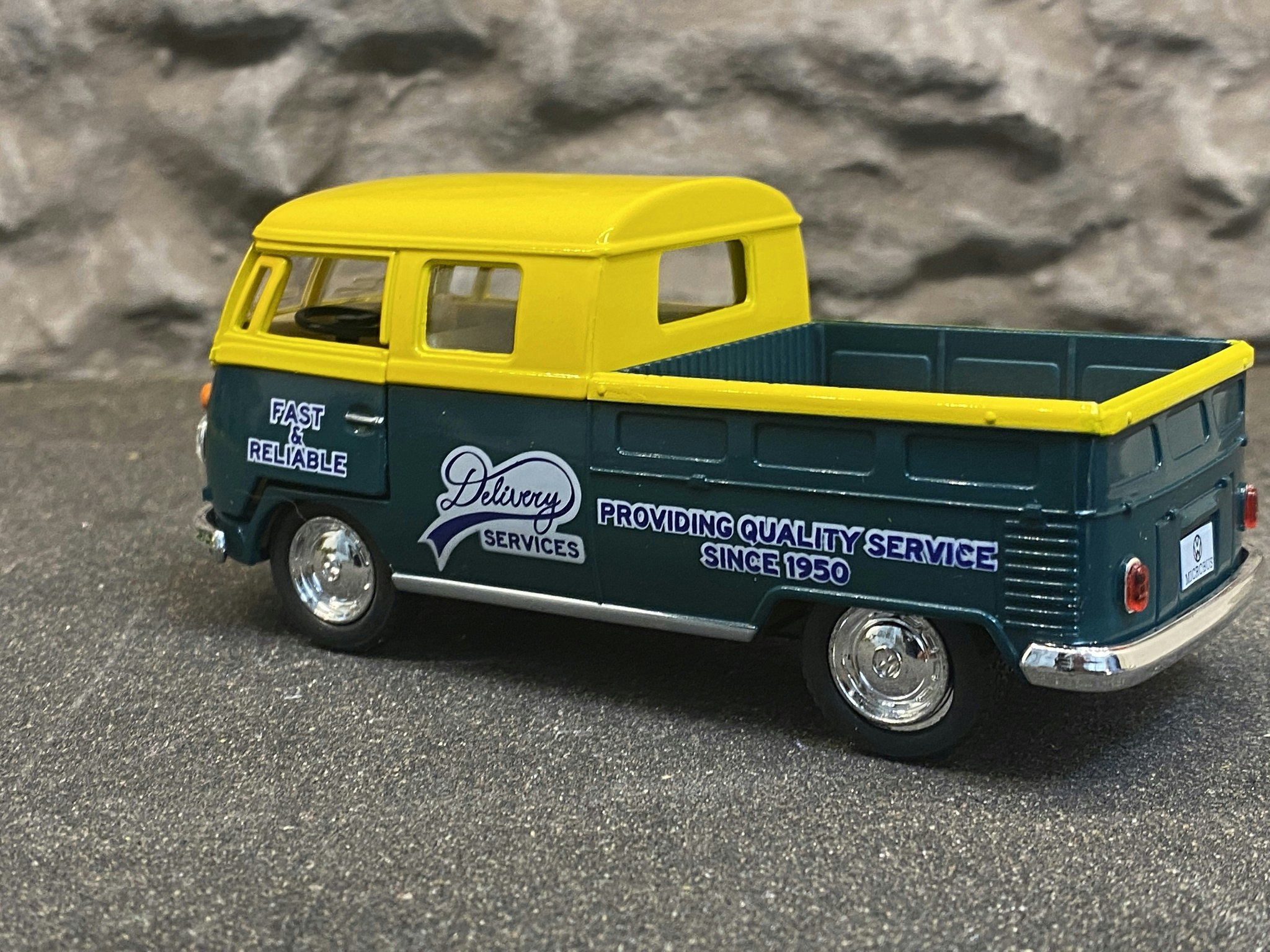 Skala 1/34 Volkswagen Transporter T1, Doublecab, Gul/Mörkgrön från Kinsmart