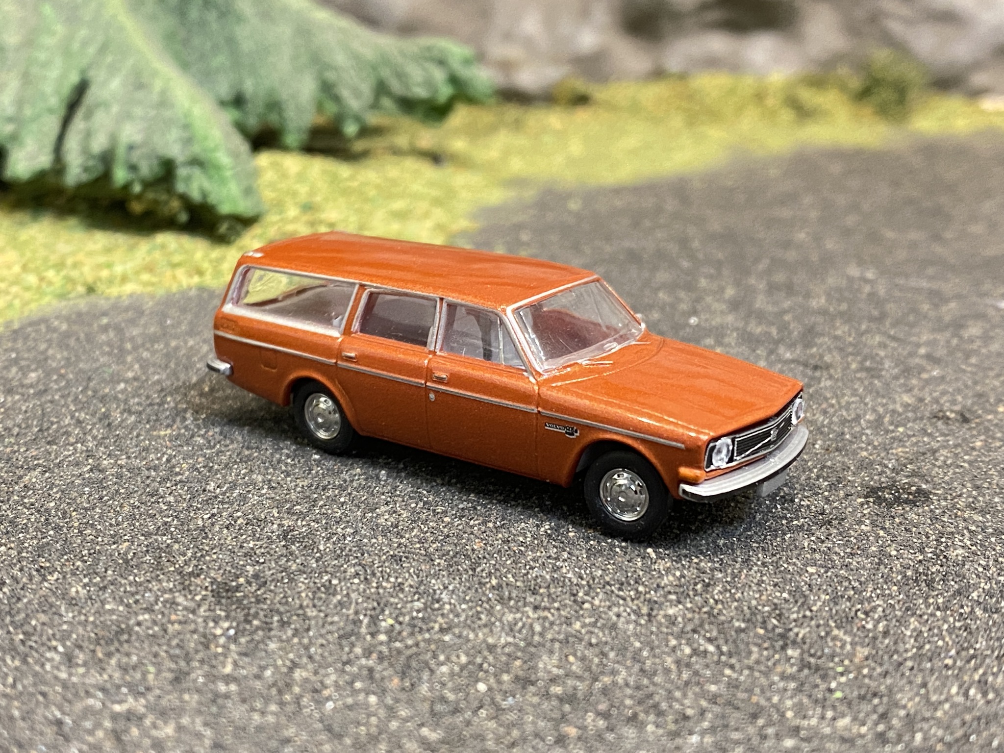 NYHET! Skala 1/87 - Volvo 145, Kopparröd/brun från Brekina