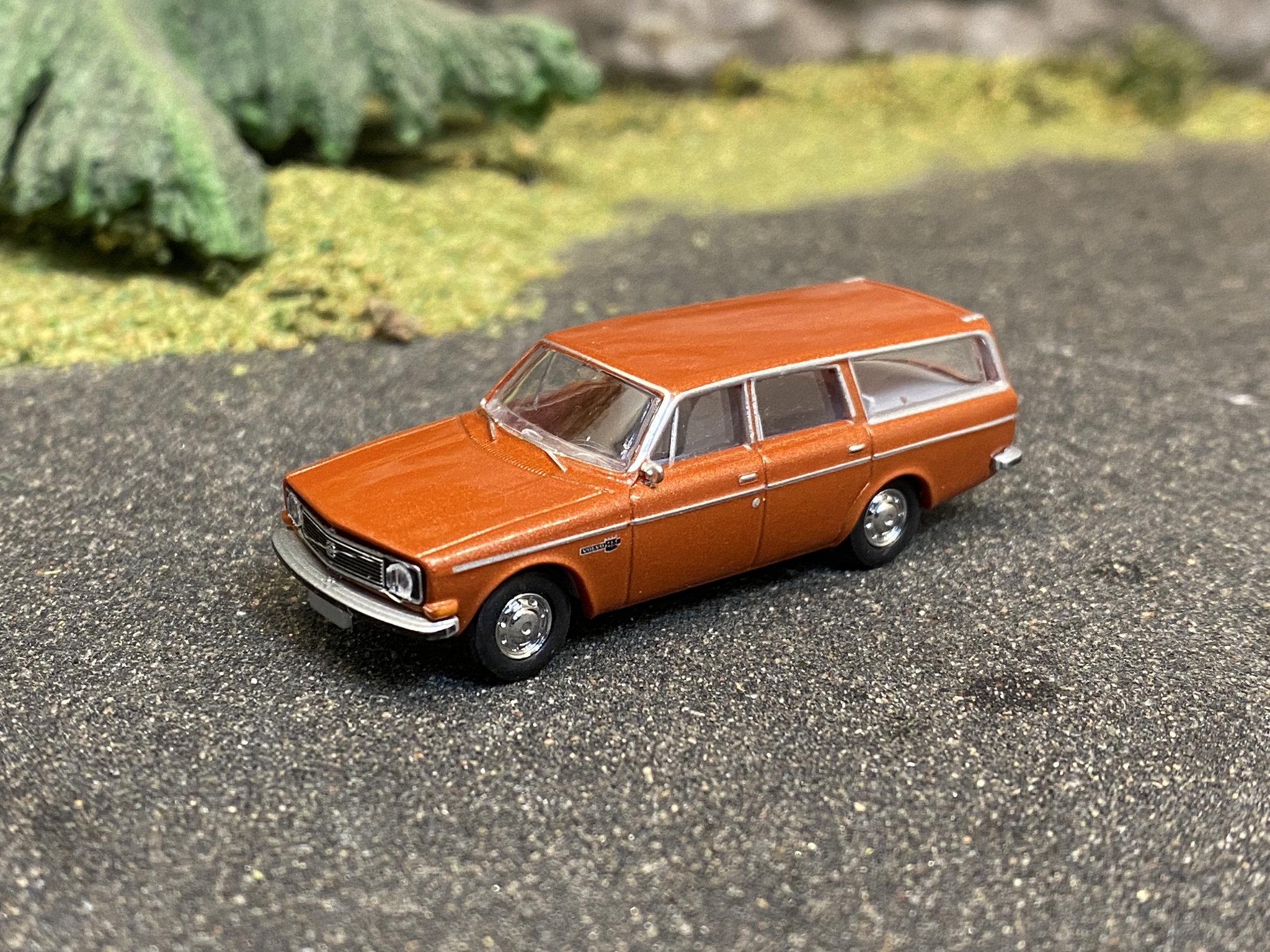 NYHET! Skala 1/87 - Volvo 145, Kopparröd/brun från Brekina