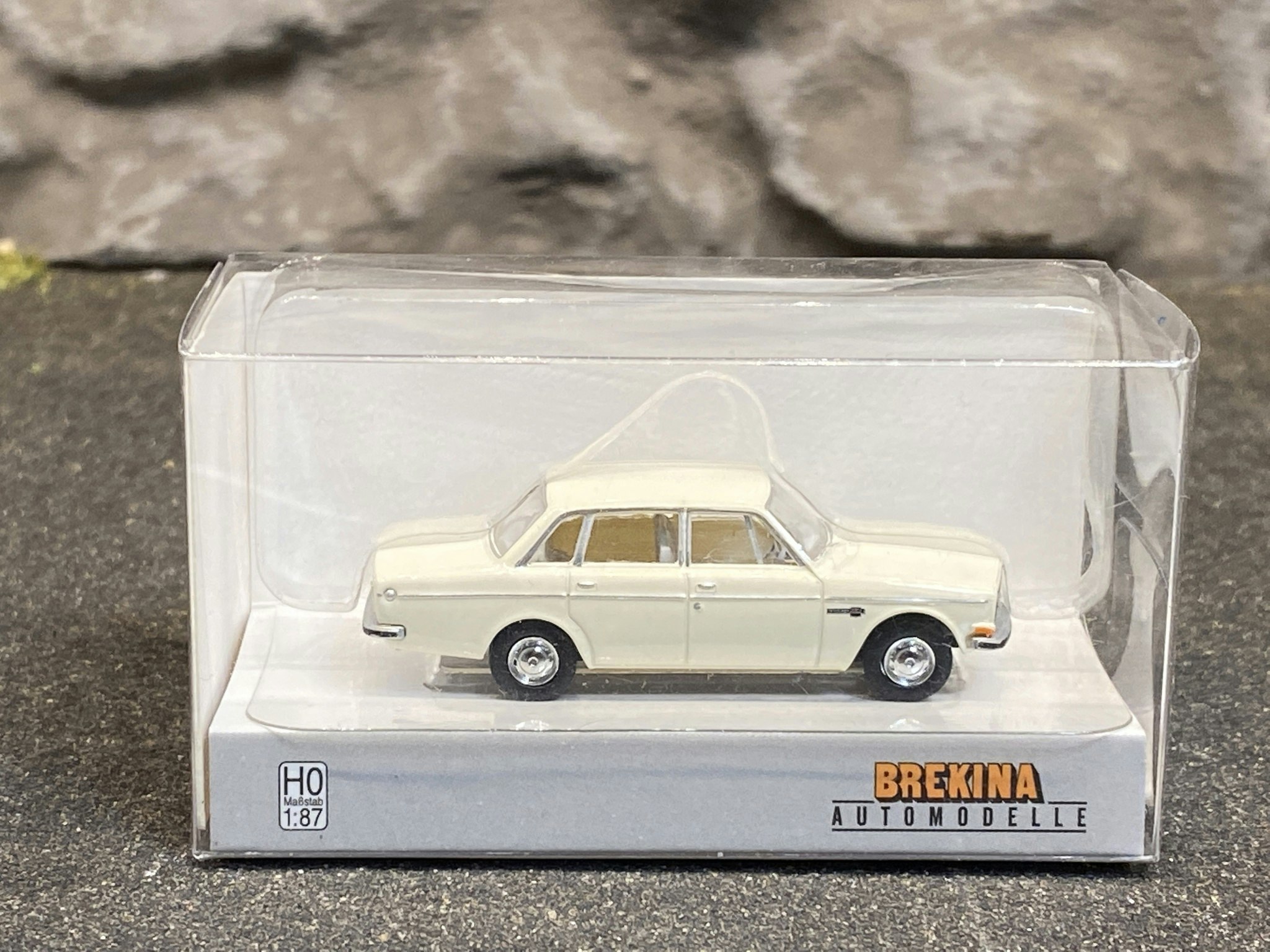 NYHET! Skala 1/87 - Volvo 144,  Vit från Brekina