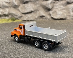 Skala 1/87 H0 - Volvo N 10 Grus-lastbil, Orange/Vit från Brekina