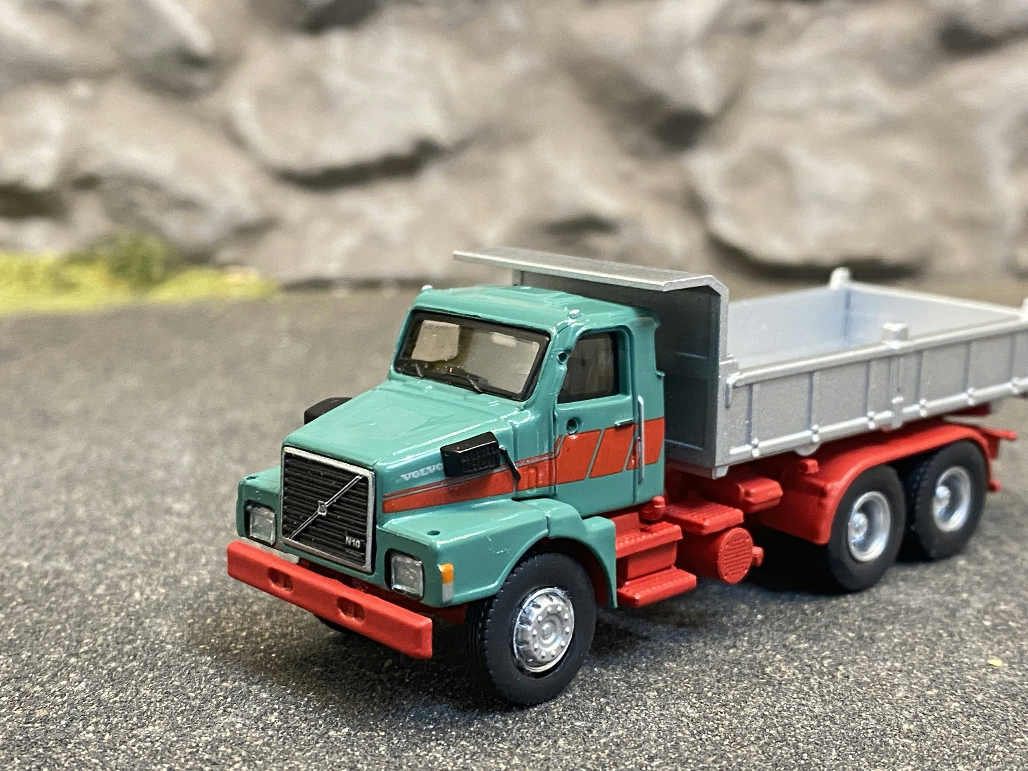 Skala 1/87 H0 - Volvo N 10 Grus-lastbil, Grön/Röd från Brekina