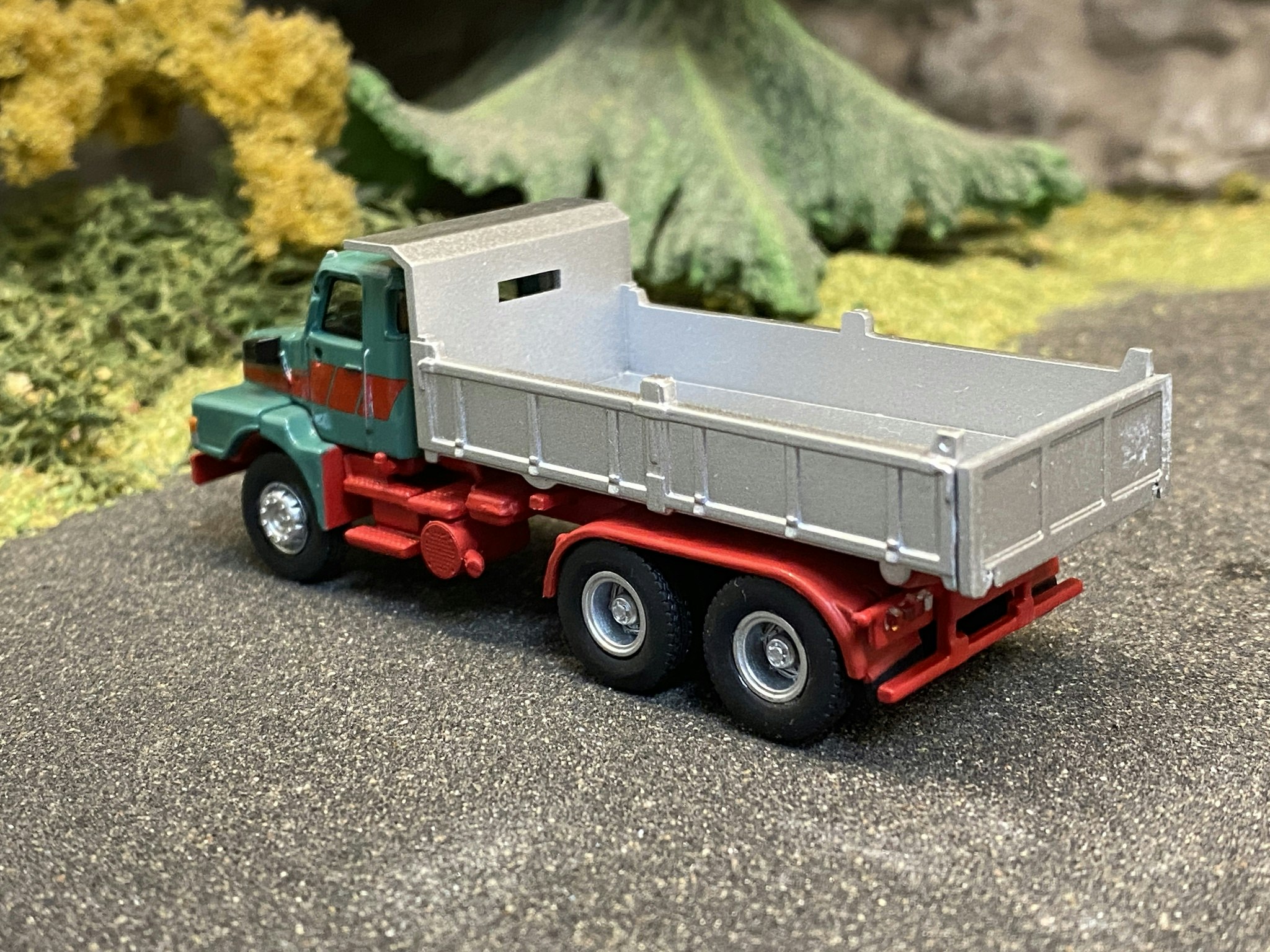 Skala 1/87 H0 - Volvo N 10 Grus-lastbil, Grön/Röd från Brekina