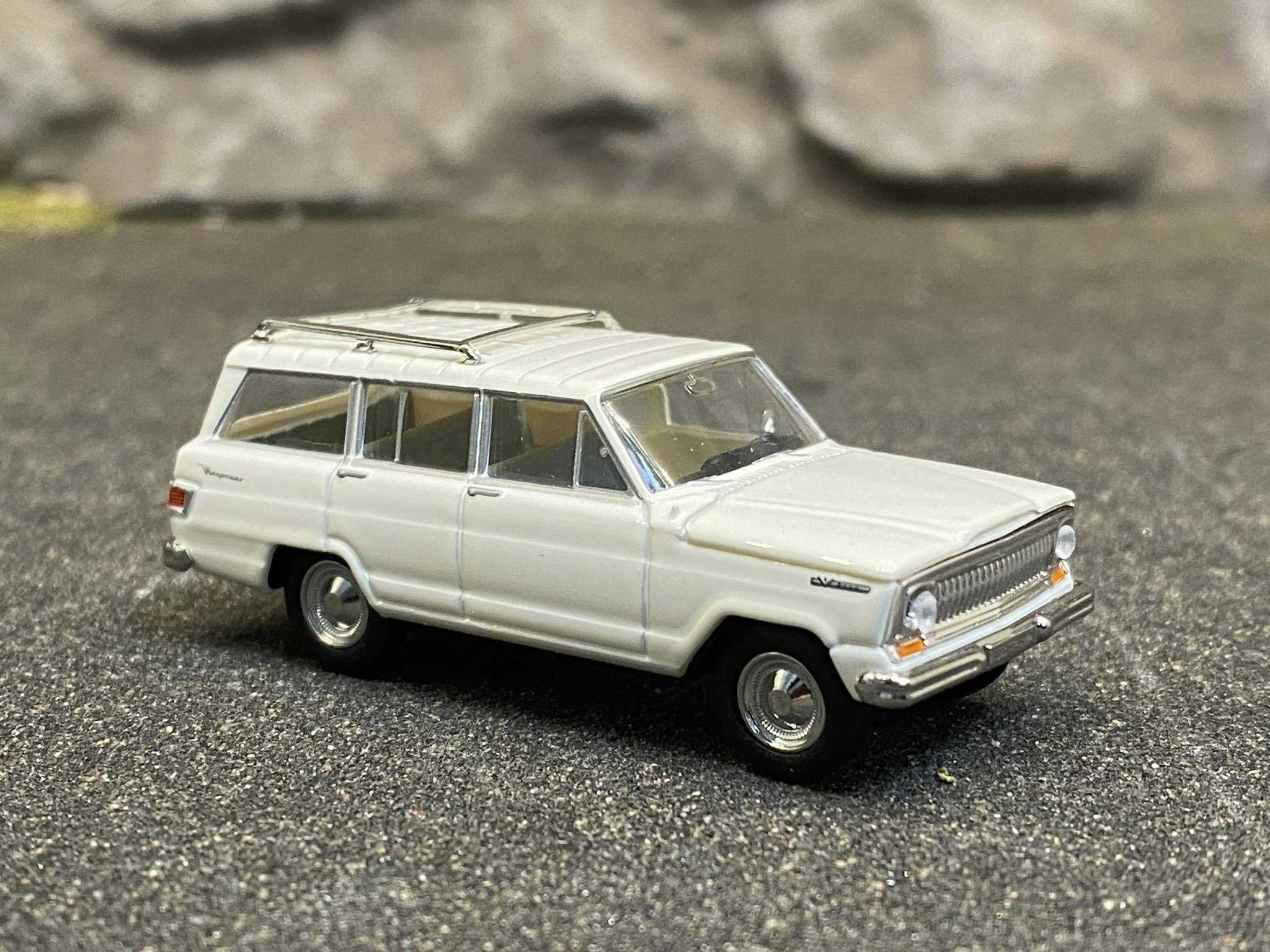 NYHET! Skala 1/87 - JEEP Wagoneer B, Vit från Brekina