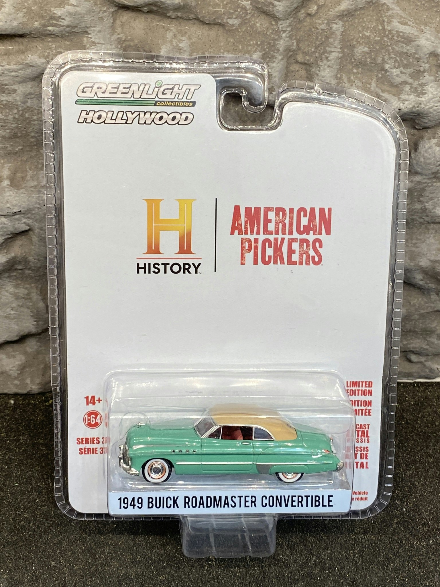 Skala 1/64 Buick Roadmaster Convertible 49' "American Pickers" från Greenlight Hollywood