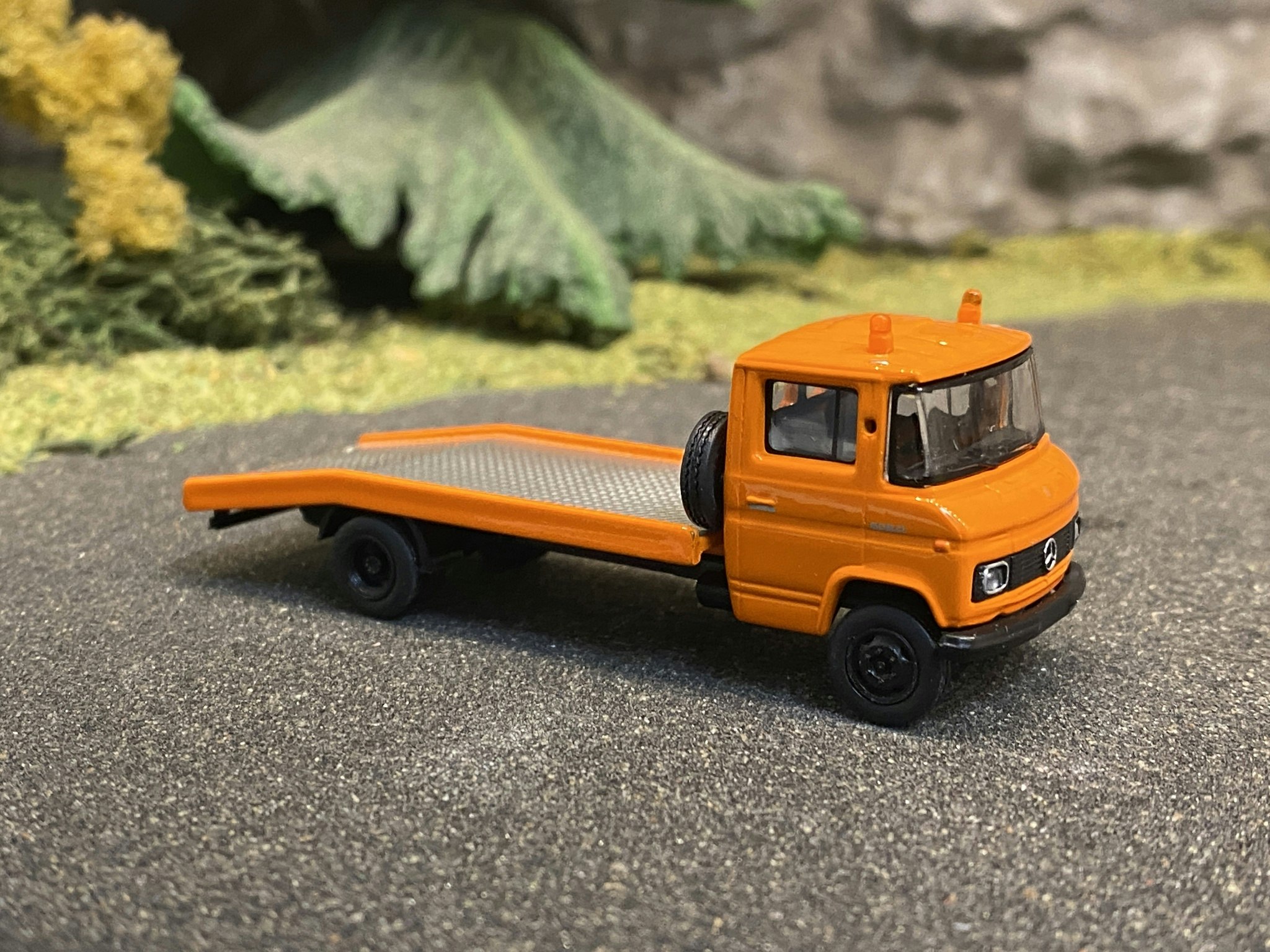 Skala 1/87 H0 - Mercedes L 608 D Bärgare, Orange/Svart, 1968 från Brekina