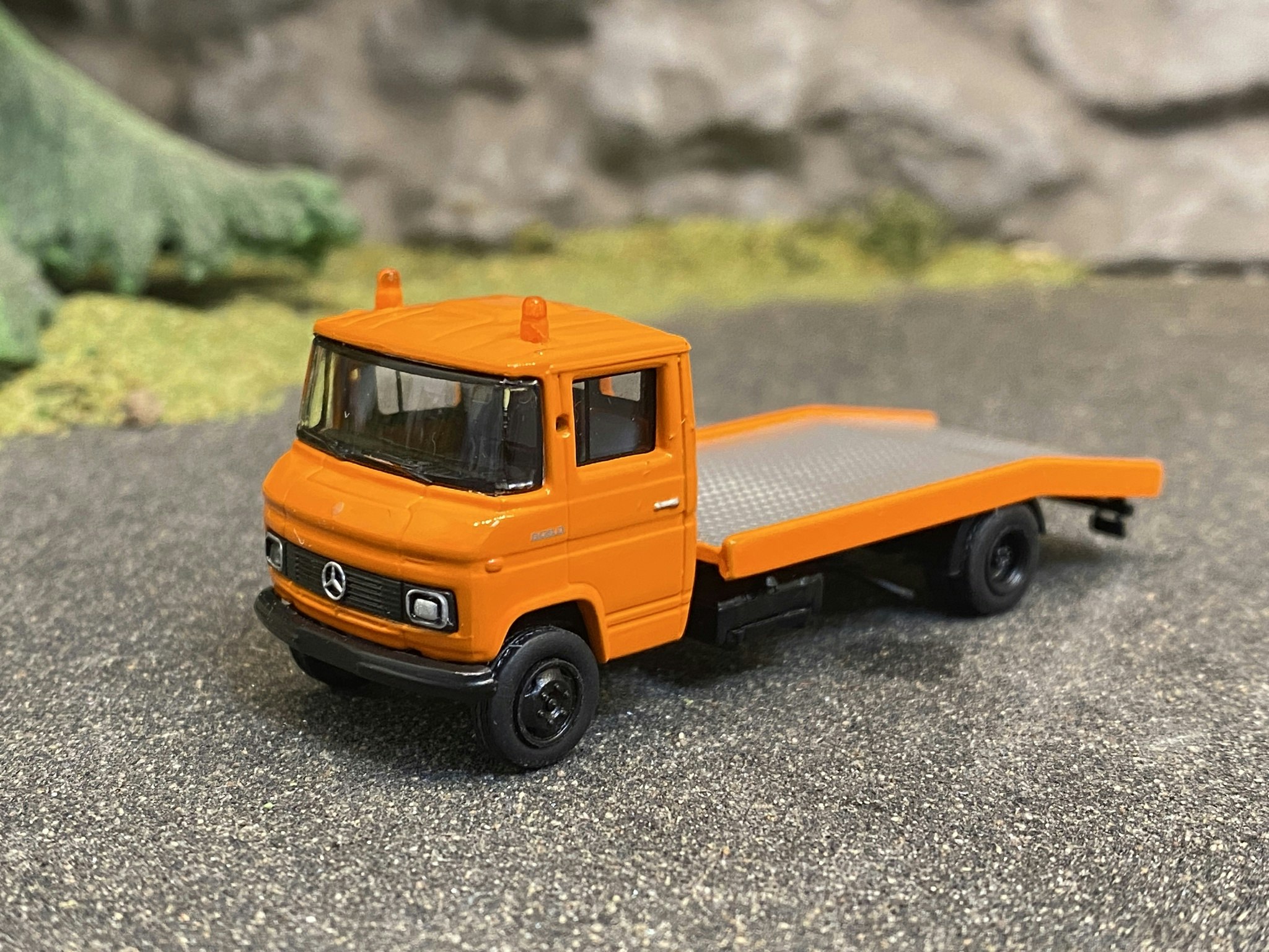 Skala 1/87 H0 - Mercedes L 608 D Bärgare, Orange/Svart, 1968 från Brekina